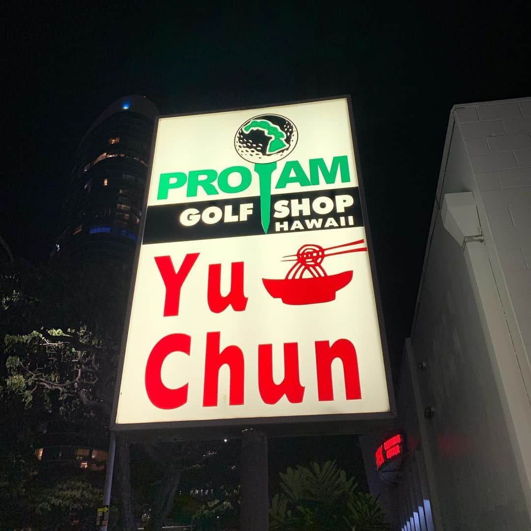 新原愛加のインスタグラム：「. おいしい冷麺で有名なお店 #ユッチャン #yuchun 🇰🇷 去年ハワイに行った時連れてきてもらって 本当おいしかったのでまた行きました❤︎ このカルビと一緒に食べるのが最高です。。」