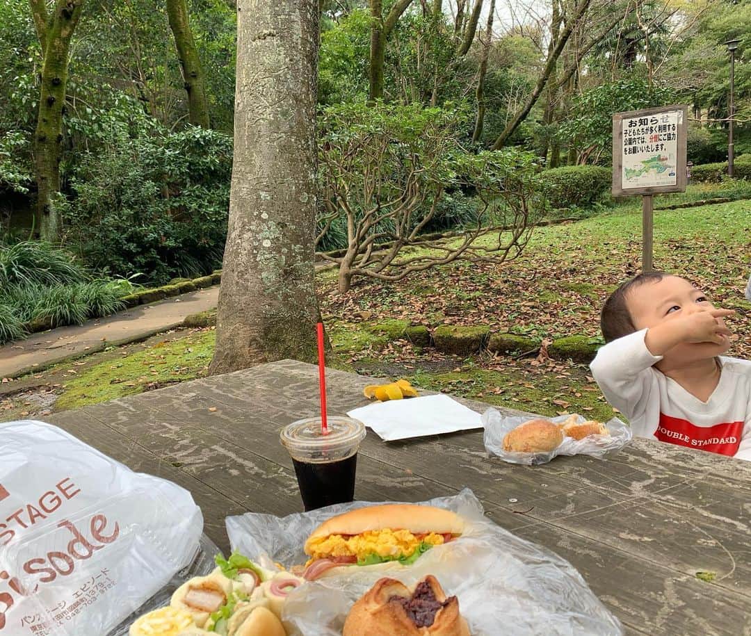 花田浩菜さんのインスタグラム写真 - (花田浩菜Instagram)「今日はまたまた雨がすごいけれど、、 週末はお天気が良かったので公園でパンランチ🍞😊 とっても気持ち良いー！お外で食べるご飯って、なんでこんなに美味しいのでしょう。 #芹ヶ谷公園 内にはベンチやテーブルのある椅子がある広場もあるので、 公園に行く前に寄った#町田 にある#パンステージエピソード で買ったサンドイッチやパンをみんなでパクリ🙆‍♀️ . . お店はテイクアウトだけでなくイートインもできて、人でいっぱい♪かつパンの種類が豊富でお手頃な値段のものばかりなので近く住んでいたら通ってしまいそう！ 写真ではあまり写っていないけれど、ひろーい#芹が谷公園　の奥の広場には小田急線が走っているのも見えるので😊 息子も気持ち良い空気の中で#お外ご飯 しながら電車が通るたびに『でんしゃ！』と興奮していました🚃✨ . . @tamahatsu_official  #たま発  #tamahatsu  #PR  #多摩の魅力発信プロジェクト #町田 #芹が谷公園 #子供とお出かけ #家族でお出かけ #赤ちゃんのいる生活 #2歳1ヶ月 #2歳 #男の子ママ #ママライフ #成長記録 #育児日記 #遊び場東京 #東京再発見 #お外遊び  #おそとごはん #ig_oyabakabu #happy  #happydays」10月29日 18時17分 - hanadahirona