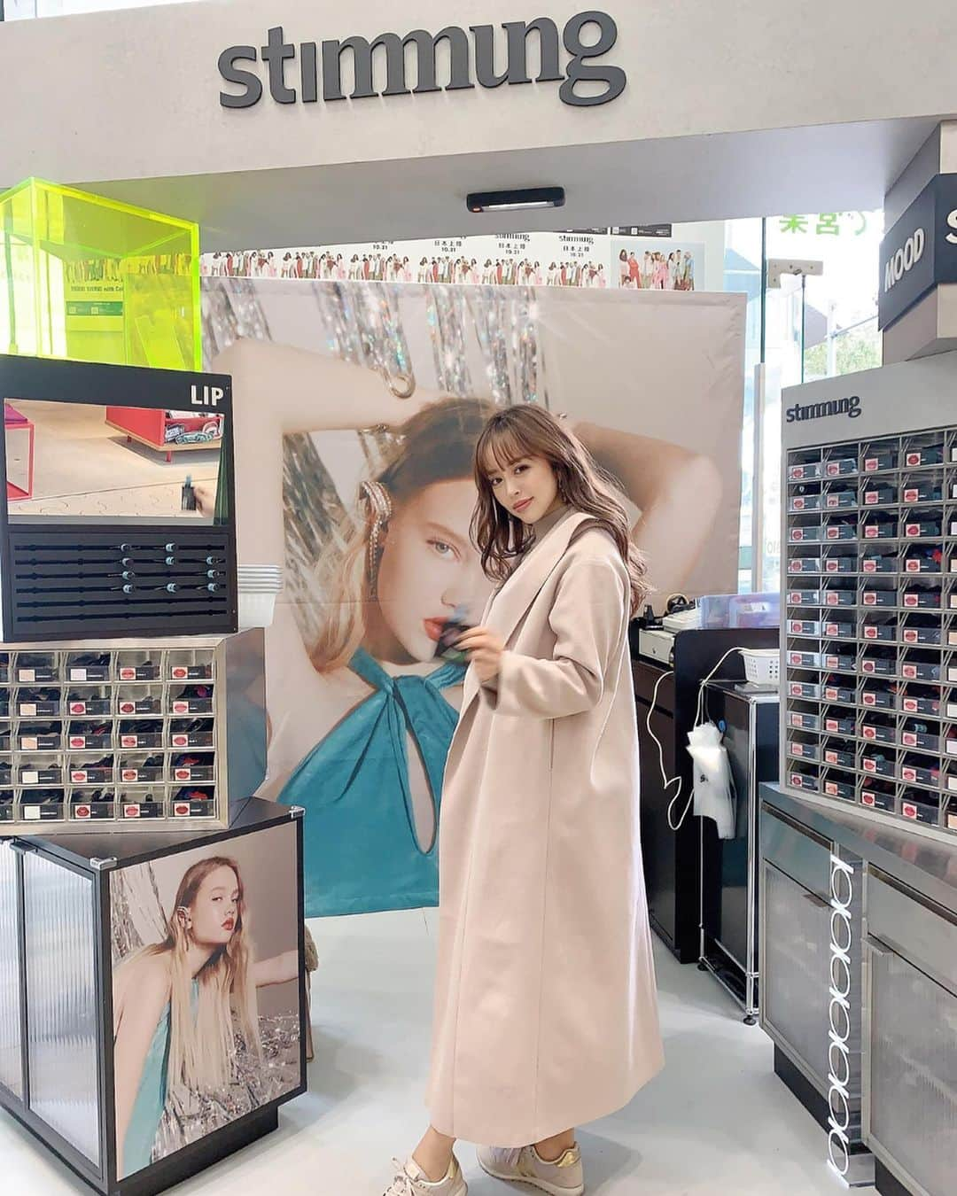 板橋瑠美さんのインスタグラム写真 - (板橋瑠美Instagram)「˚✧₊⁎ Korea Cosmetics⁎⁺˳✧༚﻿ ﻿ ﻿ 韓国初のファストビューティーブランドstimmung（スティモン）﻿ ﻿ 日本初上陸💓﻿ ﻿ ﻿ ラフォーレ原宿で11/1までやってるPOP UPへ﻿ 行ってきて、お気に入りの口紅を見つけたよ💄﻿ ﻿ なんと500円♡ 安いしデザイン可愛いし最高すぎる！！﻿ ﻿ アイシャドーやコントロールカラーも色々あるよ♡ ネットからも販売開始したみたいなので、 是非チェックしてみてね✨☻﻿ ﻿ ↓﻿ @stimmung_japan_official ﻿ ﻿ #stimmung #すてぃもん #スティモン　#日本初上陸　#パウチコスメ　 #韓国コスメ　#ファストビューティーブランド　#スティモンビューティー﻿」10月29日 18時18分 - rumi_official_0616