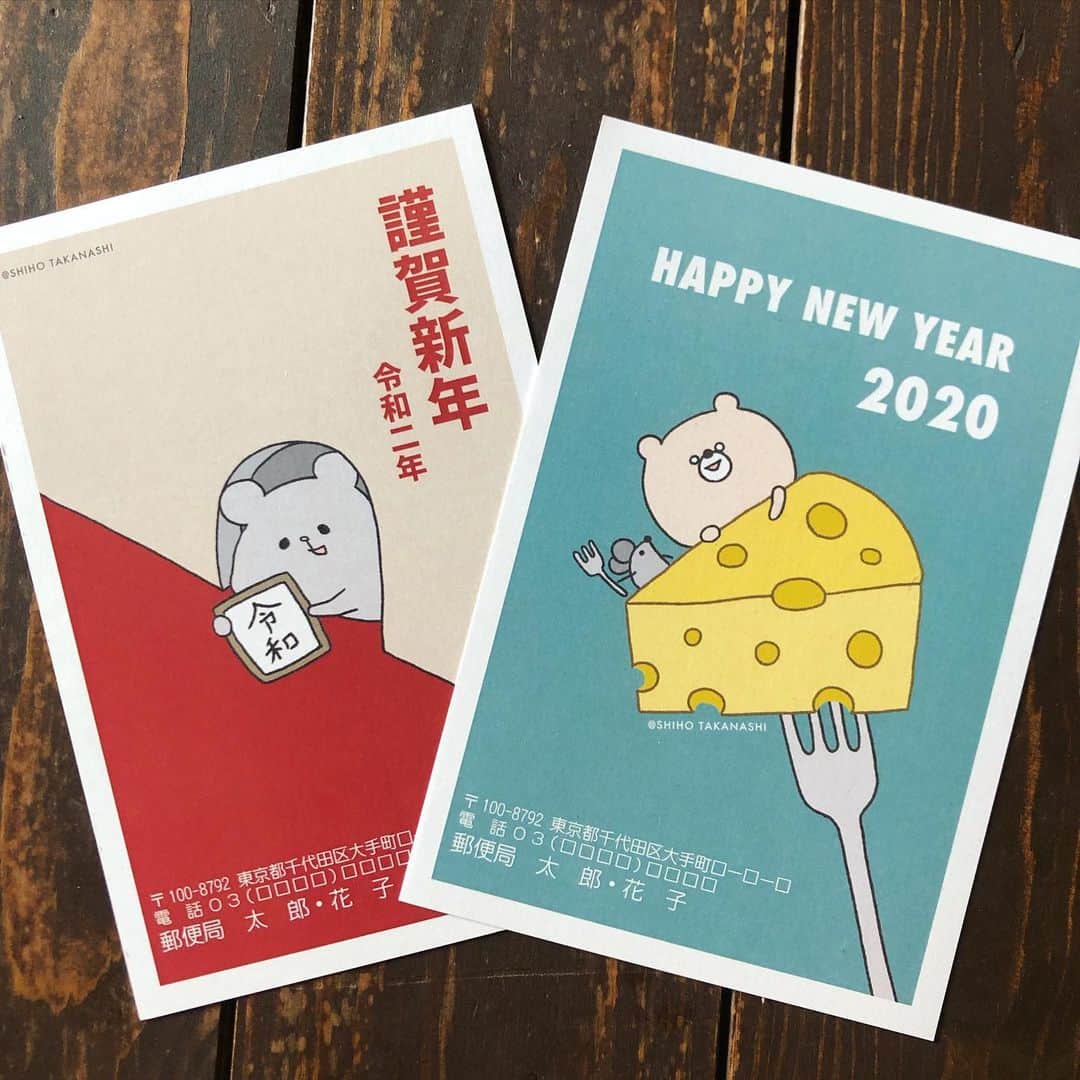 小鳥遊しほのインスタグラム：「‪＼日本郵便さんから発売／の年賀状！今年もデザインしたよー！！！㊗️\( ˆoˆ )/ . 『壁から発表令和ねずみさん』と『チーズを狙うこまりくまとそれを狙うねずみと誰か』の2種。タイトルはいま適当につけました(小声)‬ . ‪【早割】11/5(火)まで印刷代が15%OFFになるので一番お得なこの時期にぜひぜひー！ プロフィールのとこに貼ってあるURLからどうぞ❤️‬ ‪. #年賀状 #日本郵便 #令和 #2020 #ねずみ #こまりくま #子年 #謹賀新年」