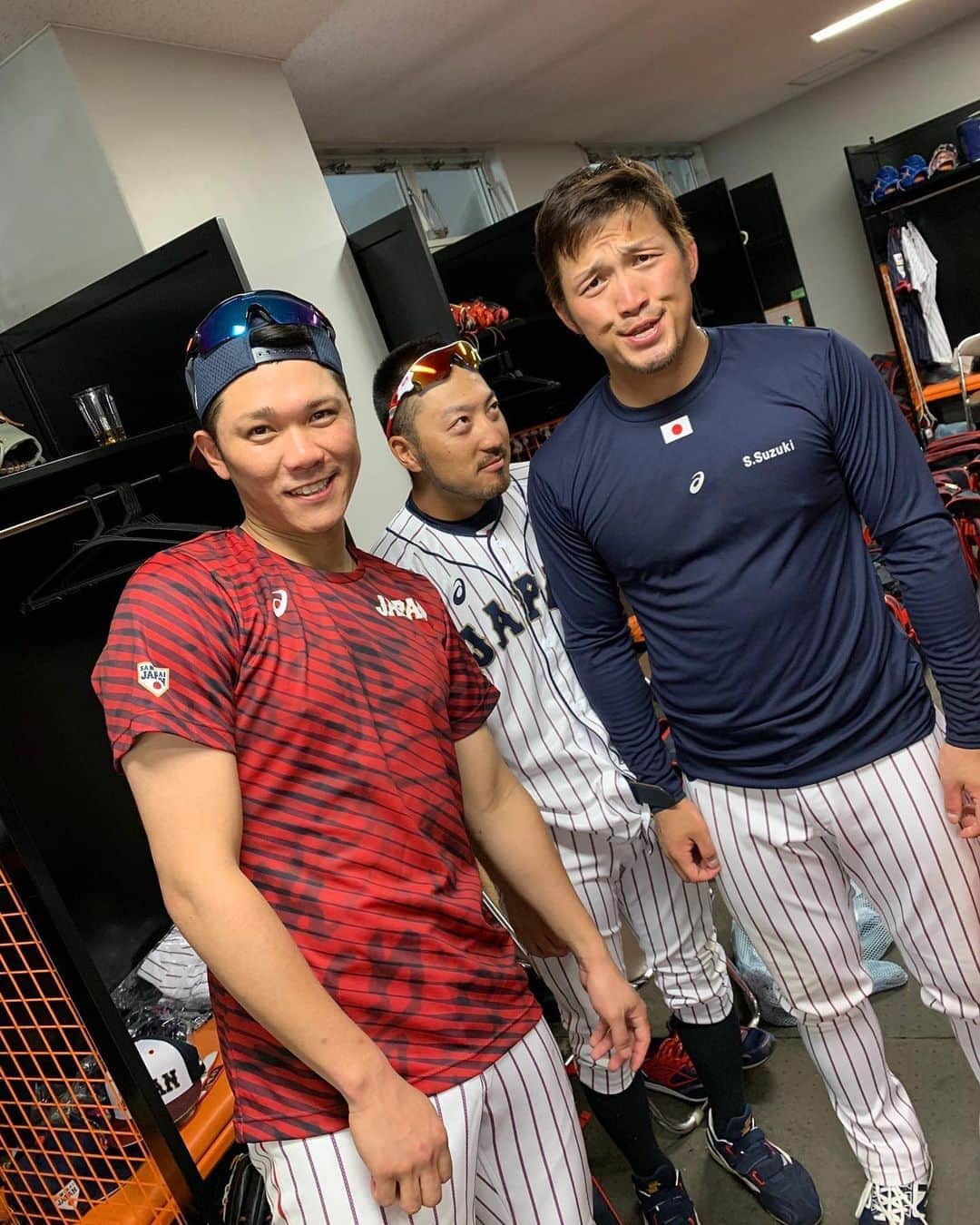 地方民のカープ女子のインスタグラム：「・ めちゃめちゃ豪華な3人😍💕 ・ 康晃広報いつもありがとうございます🙇‍♀️❣️ ・ #菊池涼介#鈴木誠也#坂本勇人#康晃広報 #広島東洋カープ#広島カープ#カープ#carp」