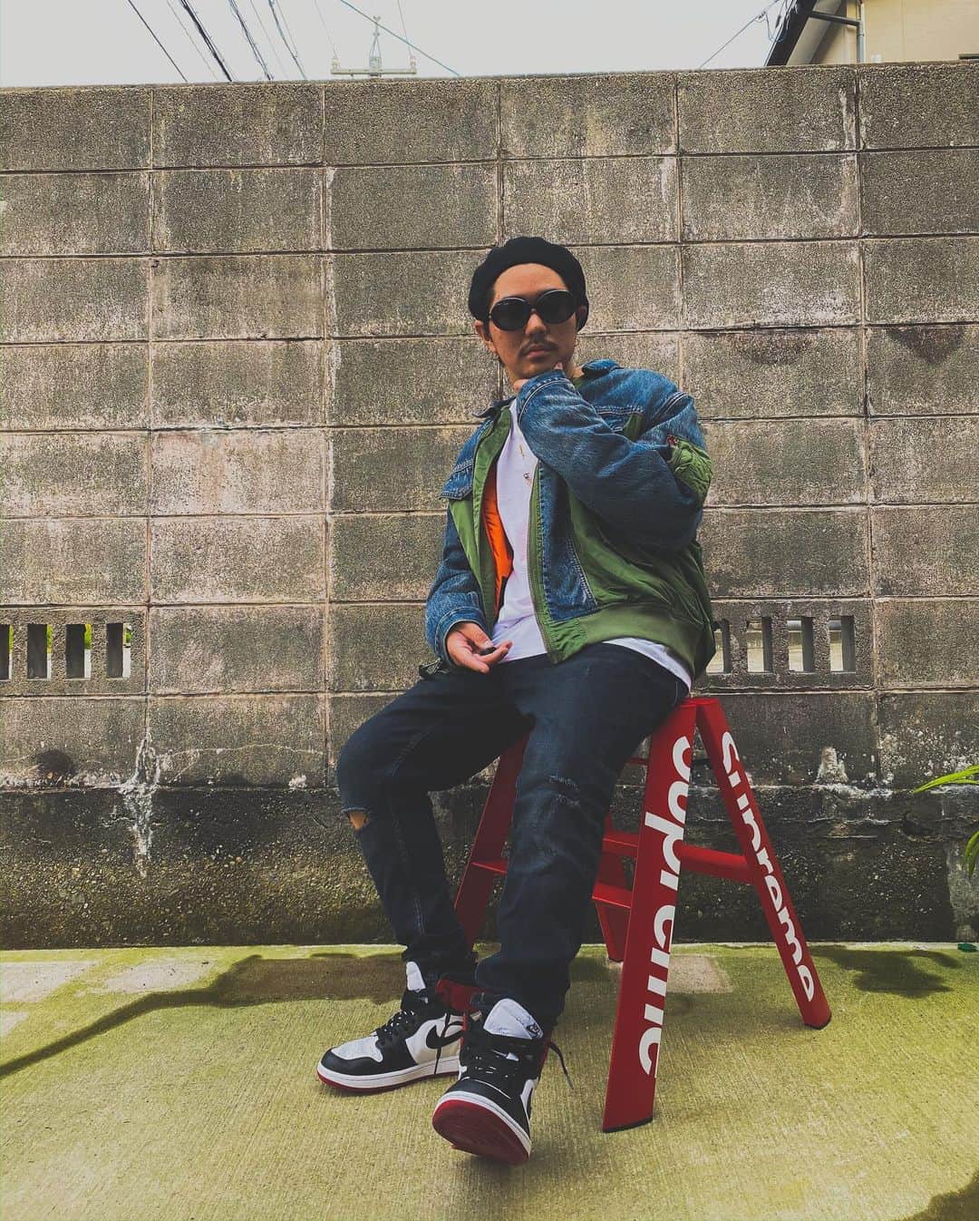 のインスタグラム：「. . . #NIKE #Jordan1blacktoe . . . 最近急激に寒くなってきた気が…🤦‍♂️ 皆さん風邪など引かないように☝️👶 リーバイスのジャケットにベレー帽合わせたらアーミー感増しました💁‍♂️ そして、この脚立。#supreme  なかなか使うタイミングありません🤣🤣 . . . #ジャパスニ #ジャパスニ女子 #NIKE #ナイキ #ナイキスニーカー# Jordan #Jordan1 #airJordan #ジョーダン #ジョーダン1 #Jordan1blacktoe #Levis #gucci #ambush #saintlaurent」