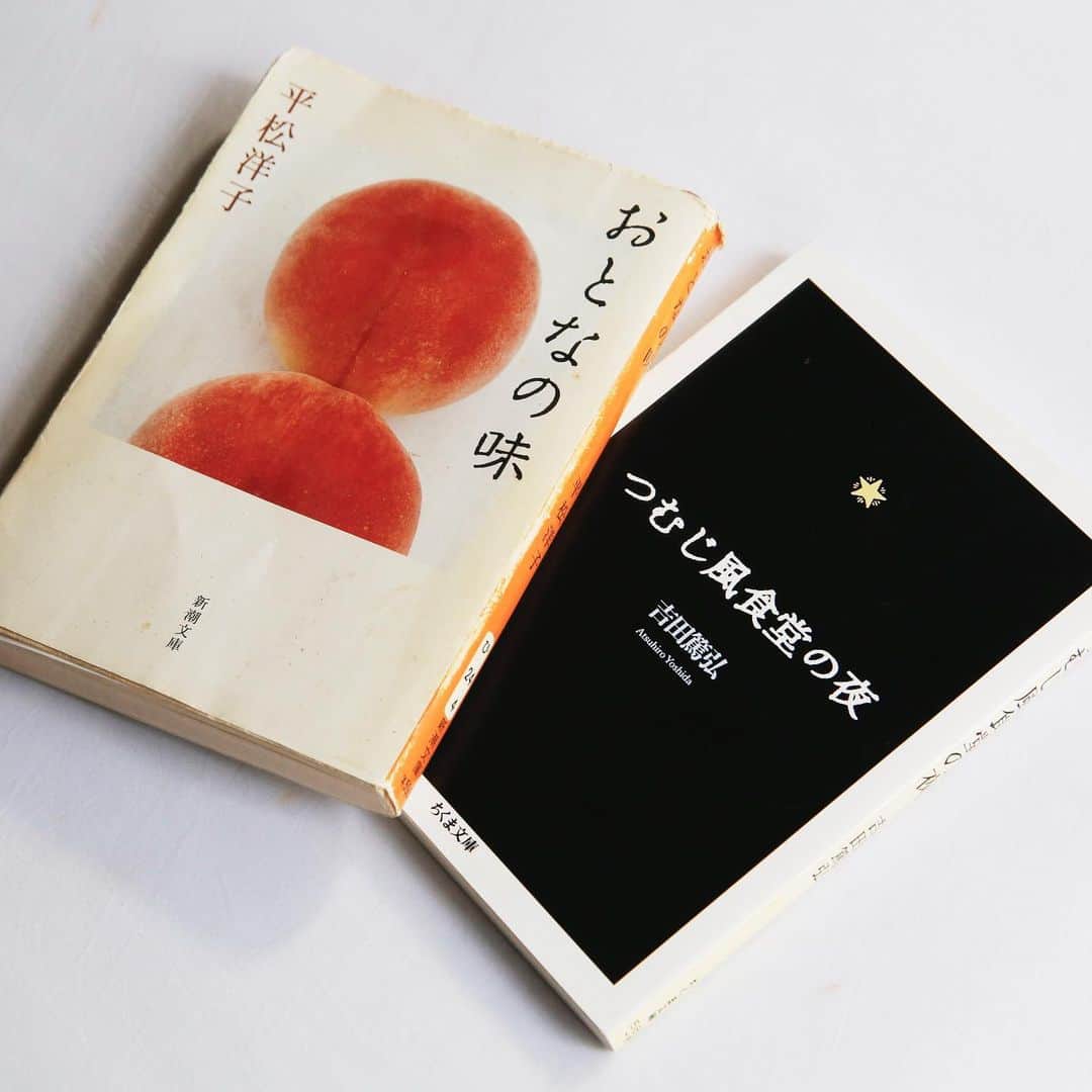 Hanako公式さんのインスタグラム写真 - (Hanako公式Instagram)「📌食事はあの店で本を片手に﻿ ﻿ 西小山の商店街を抜けた、住宅街にあるスパイスカレー店〈小さかった女〉🍛店主自ら作った本棚には、作家たちが日々の食事や東京の名店について綴ったエッセイ本や、三島由紀夫や安倍公房など昭和を代表する文豪の小説が並びます。﻿ ﻿ 「KOYAMAチキン」と一緒に・・﻿ ✔︎『おとなの味』平松洋子﻿ 苦味や辛味、えぐみなど、大人になってから魅力に気づいた味について美しい文章でつづったエッセイ。﻿ ﻿ ✔︎『つむじ風 食堂の夜』吉田篤弘﻿ 十字路の角にある少し風変わりな食堂「つむじ風食堂」と、そこに集う人々が織り成す清々しい物語。﻿ ﻿ 【Hanako_学び特集発売!!】﻿ #Hanako #Hanako_magazine #勉強日記 #勉強ノート #studymotivation #studygram #studying #料理記録 #小さかった女 #カフェ巡り #読書記録 #読書女子 #読書の秋 #本好き #bookstagram #女子飲み #ビール女子 #ひとり呑み #KOYAMAチキン #おすすめ酒 #おつまみ部 #飲み歩き #グルメ女子 #東京カフェ #photoby_MisaNakagaki」10月29日 18時21分 - hanako_magazine