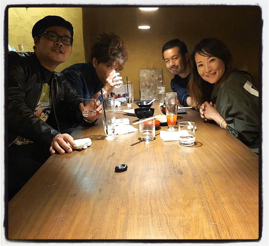 大川知英のインスタグラム：「昨晩は師匠のお誘いで原宿にある 『上下西東』で深夜までいろいろ 深い話で楽しい夜を過ごしました❗️カメラウーマンの夢を目指す高知出身のさおりんは絶対いいカメラウーマンになると思いますので今から要チェック🤡チビタさんは先に帰ってしまい写真とれず残念👁 そんで焼き鳥めちゃくちゃ上手い❗️師匠！ご馳走様でした❗️upi👨🏽‍✈️ #上下西東#高知県人#原宿#楽しかった夜#痩せた師匠と2か月ぶり#ヨネの帽子は超ダサかった#俺の顔は超パンパン#さおりんは未来のカメラウーマン #チビタくんはアグレッシブル#amecajiboys #takatsubas#アメトイ部#キャプテン」