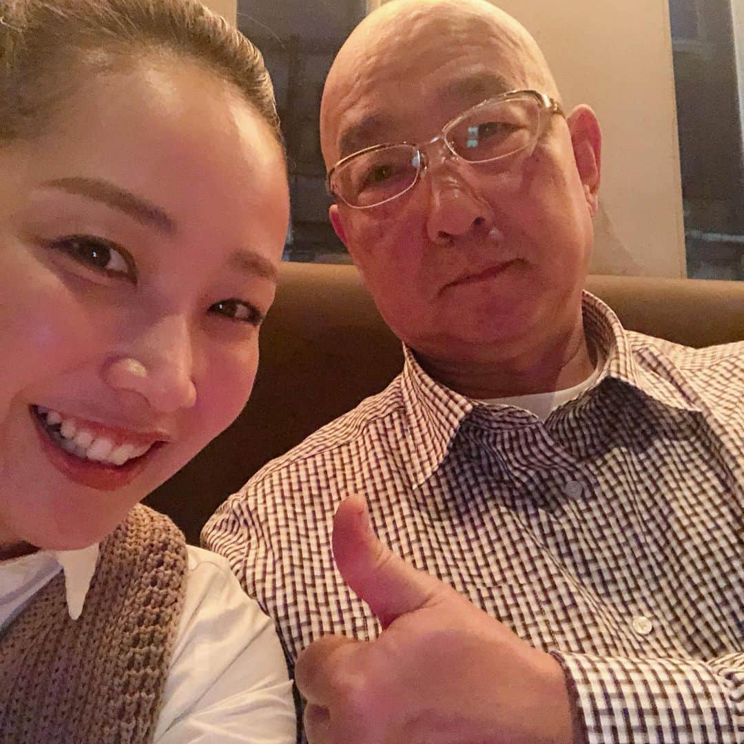 中上真亜子さんのインスタグラム写真 - (中上真亜子Instagram)「だーーーいすきな天寿しの大将とご飯だったよ🥳ワインたくさん飲んでいつもより饒舌だったよ🤔 #いやそもそもいつも一言多いんだけどね  大将のお寿司への情熱と女将さんのサポート態勢に感動しながら、二日連続のトリュフだったよーしあわせ時間だった❣️はやく天寿し食べたいよーーーー  そして最後は#中上の私服　ね もはや#中上の至福　でもあるね  さて今夜のドォーモはファッション企画🎃 よかったら是非に🥰」10月29日 18時21分 - maako_nakagami