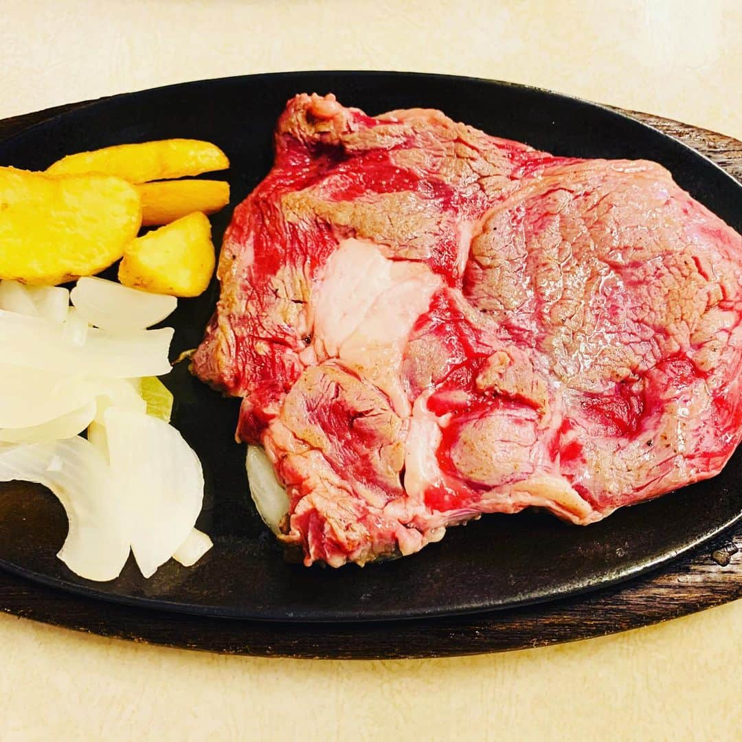 川原豪介さんのインスタグラム写真 - (川原豪介Instagram)「沖縄は美味しい食べものが多かった！豆腐すきやけん豆腐ンブサーが1番すきやった！ジャッキーのステーキのレア感にびっくりした！鍾乳洞カフェは電波が入らない！アームレスラーみたいなカニおった！ぬんっ！#ジャッキーステーキハウス #サーロインステーキ #ふーちゃんぷるー #骨汁 #テンダーロインステーキ #豆腐ンブサー #ポーク玉子 #鍾乳洞カフェ #多分右利きのカニ」10月29日 18時33分 - blueriver_kawa