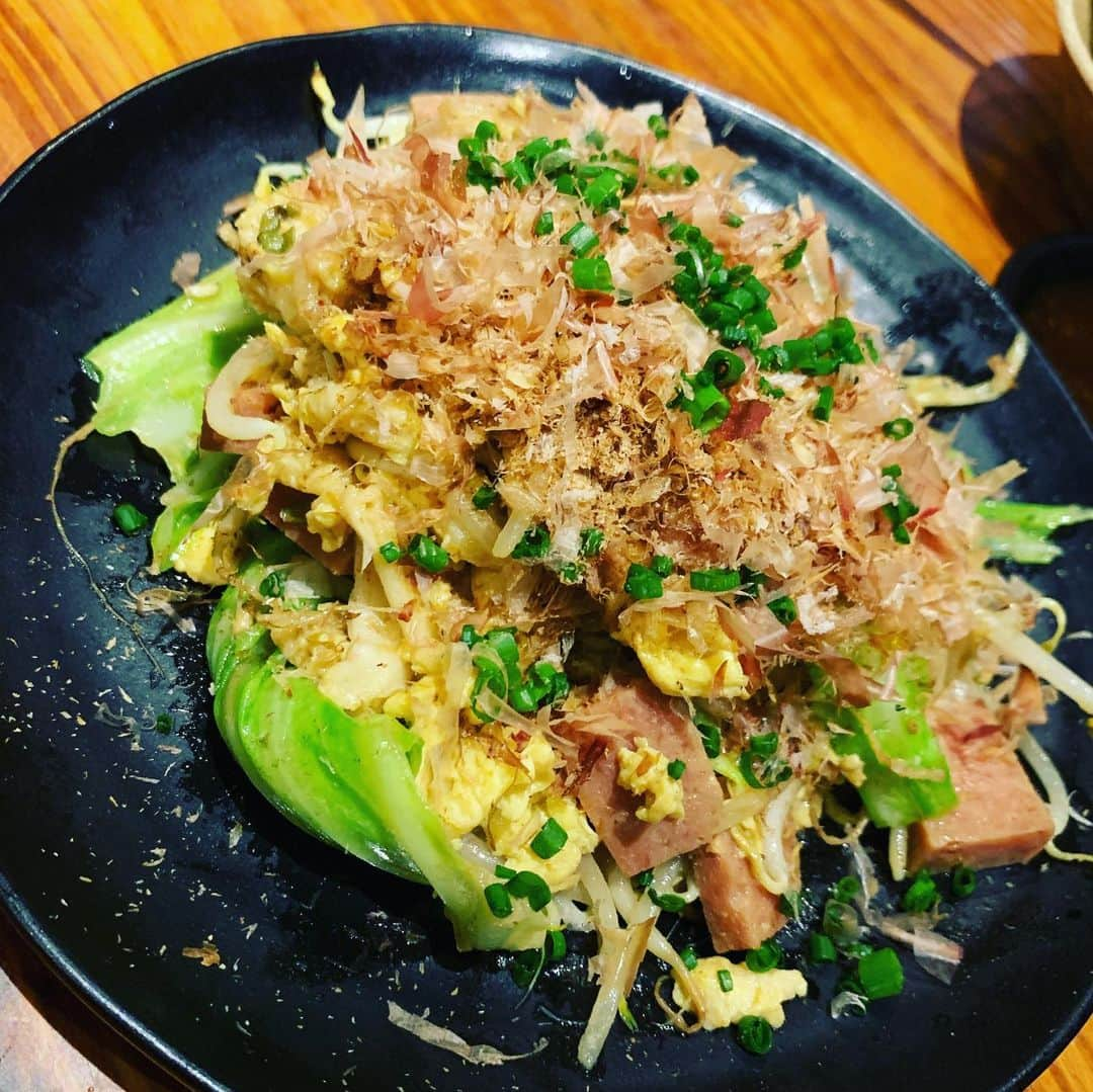 川原豪介さんのインスタグラム写真 - (川原豪介Instagram)「沖縄は美味しい食べものが多かった！豆腐すきやけん豆腐ンブサーが1番すきやった！ジャッキーのステーキのレア感にびっくりした！鍾乳洞カフェは電波が入らない！アームレスラーみたいなカニおった！ぬんっ！#ジャッキーステーキハウス #サーロインステーキ #ふーちゃんぷるー #骨汁 #テンダーロインステーキ #豆腐ンブサー #ポーク玉子 #鍾乳洞カフェ #多分右利きのカニ」10月29日 18時33分 - blueriver_kawa