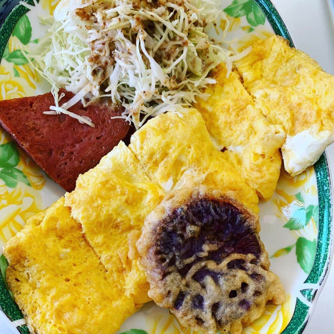 川原豪介さんのインスタグラム写真 - (川原豪介Instagram)「沖縄は美味しい食べものが多かった！豆腐すきやけん豆腐ンブサーが1番すきやった！ジャッキーのステーキのレア感にびっくりした！鍾乳洞カフェは電波が入らない！アームレスラーみたいなカニおった！ぬんっ！#ジャッキーステーキハウス #サーロインステーキ #ふーちゃんぷるー #骨汁 #テンダーロインステーキ #豆腐ンブサー #ポーク玉子 #鍾乳洞カフェ #多分右利きのカニ」10月29日 18時33分 - blueriver_kawa