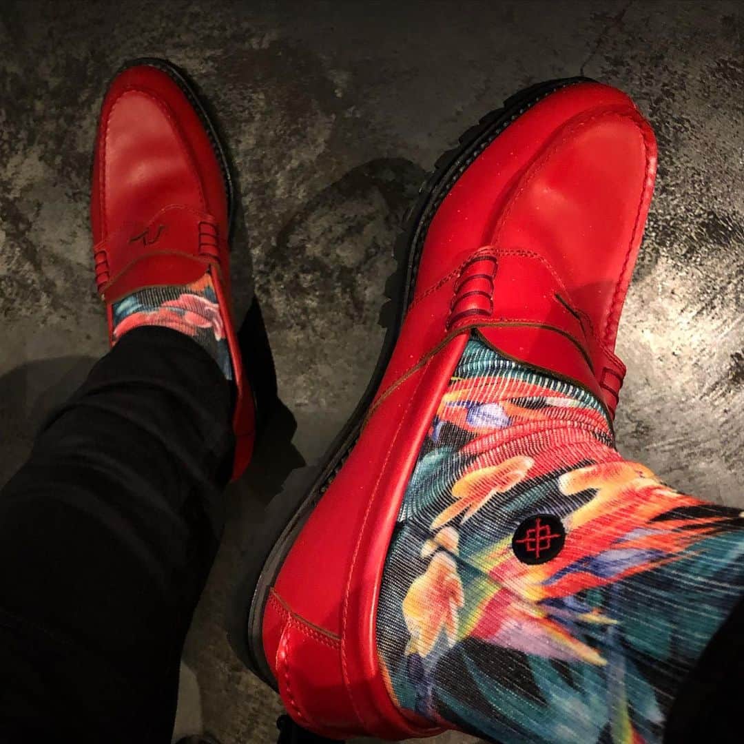 鈴木みのるさんのインスタグラム写真 - (鈴木みのるInstagram)「Today's STANCE  #stancesocks  #stance_japan  今日の服装は全体的にモノトーンになった。足元だけでもと思い赤い靴と花柄スタンス。うん、派手。」10月29日 18時26分 - suzuki.d.minoru
