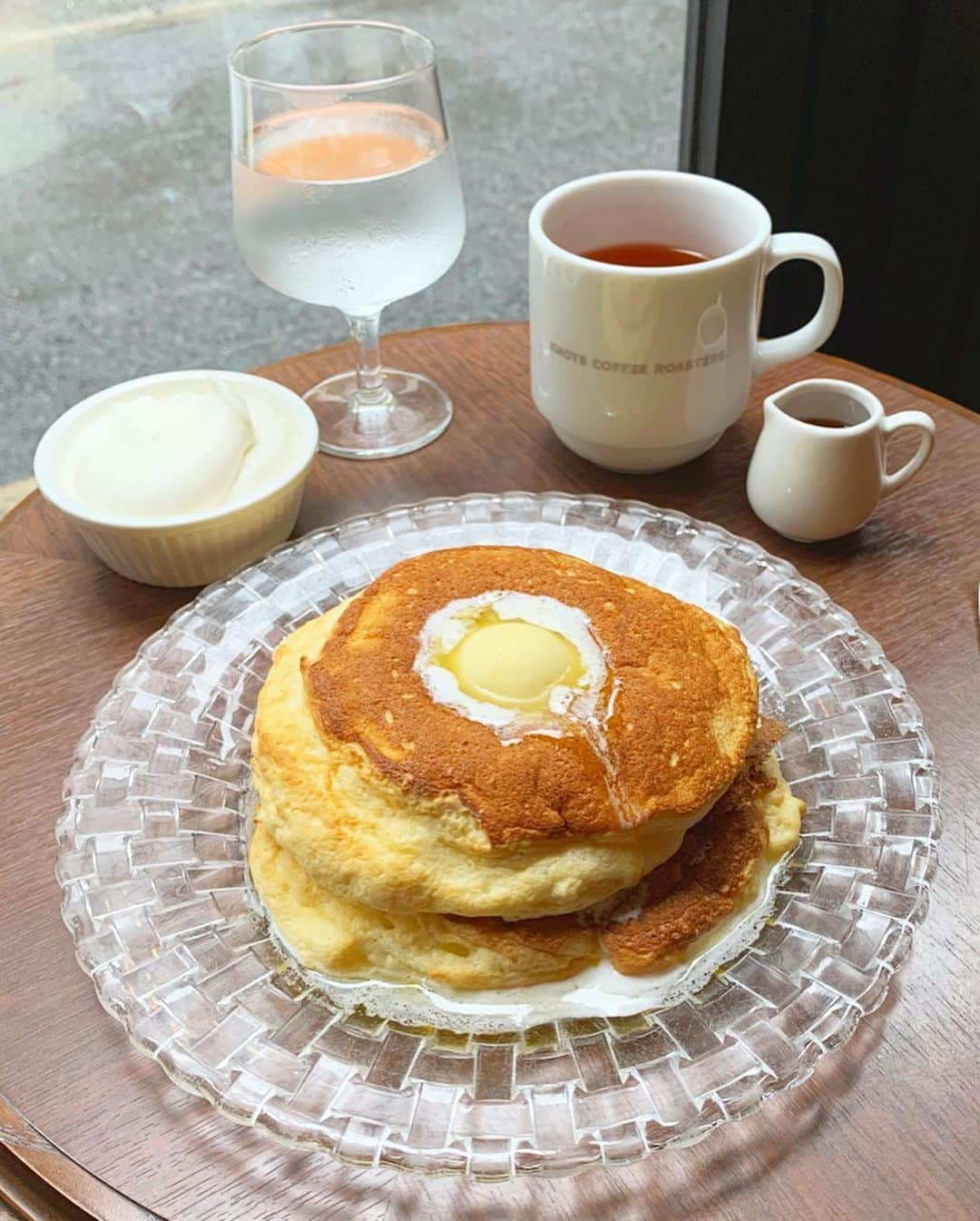 エリンコさんのインスタグラム写真 - (エリンコInstagram)「🥞 . たまには大人っぽく...♡ . 前髪分けて外ハネにしてみたよ🎶 . 先日、従姉妹が東京に来てたので ちょっとだけランチしたよー💓 . パンケーキ🥞にトリュフチーズのポテト🍟 とーーーっても組み合わせ最高だった😋💕 . パンケーキはボリュームあるからポテトも頼むなら 二人で一個でも良かったかも💖 . 有楽町駅からすぐのお店だよー🎶 . 大人気でかなり並んでたから 早めの時間に行くのがオススメかも❣️ . ワンピースはベロア素材で袖がドットチュールでお気に入り👗 @marieebouquetde . #有楽町 #有楽町カフェ #パンケーキ #トリュフチーズ #ポテト #ランチ #lunch #有楽町ランチ #prada #パンケーキ #銀座 #marieebouquetde #ワンピース #ベロアワンピース #えりんコーデ #えりんこヘアアレンジ #えりんこカフェ巡り」10月29日 18時30分 - erinko0315