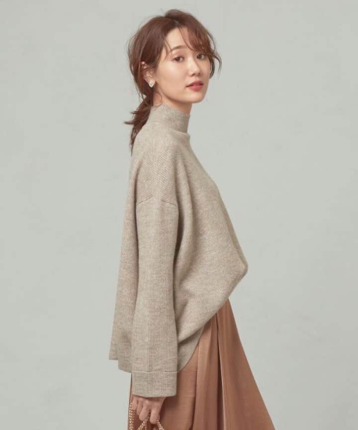 小林ようのインスタグラム：「#TheStationStoreUnitedArrows #ステーションストア . #fashionmodel #coordinate #autumn #winter #awfashion #knitwear #shooting #모델 #패션 #秋ファッション #大人コーデ #モデル #撮影 #小林よう」
