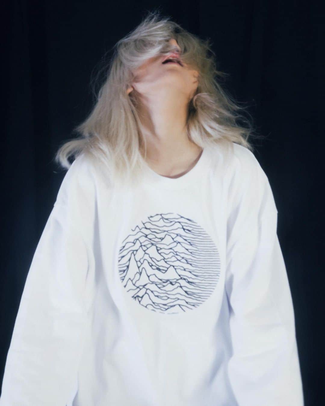 HYPEBEASTさんのインスタグラム写真 - (HYPEBEASTInstagram)「@hypebeaststyle: @pleasures is collaborating with estate of @joydivisionofficial and @warnermusicuk on a capsule celebrating the 40th-anniversary of 'Unknown Pleasures.' Dubbed “Joy Division by PLEASURES,” the range includes apparel, accessories and two versions of @modernica‘s Side Shell Eiffel Chairs emblazoned with the album artwork in contrasting “Black/White” and “White/Black.” The capsule will release at PLEASURES’s official website on November 1. ⁠⠀ Photo: @rickrodneyphoto」10月29日 18時37分 - hypebeast