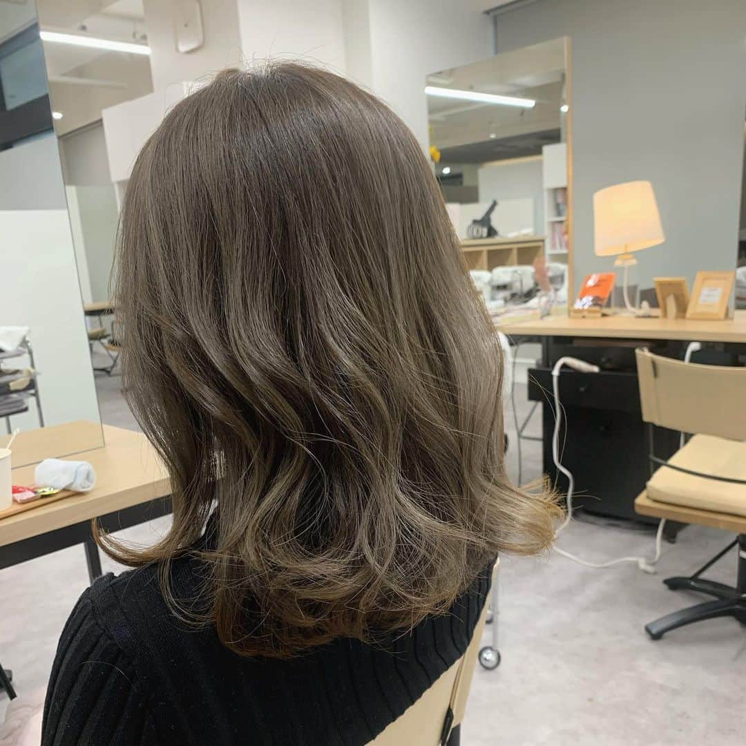 yukieのインスタグラム：「#carekobe でカットカラーしていただきました✨﻿ ﻿ ﻿ カラーは秋冬っぽい色のグレーベージュ✨ ﻿ ﻿ ﻿ ﻿透明感を与えてくれて、髪の毛を柔らかく見せてくれるねんて😊　この色大好きや〰♡ ﻿ ﻿ ﻿ 担当は大國さん。いつも理想通りのヘアにしていただきありがとうございます✨﻿ ﻿ ﻿ ﻿ ﻿ #神戸美容室 #神戸美容院 #ヘアカラー #ヘアスタイル #ヘアカット #ケア神戸」