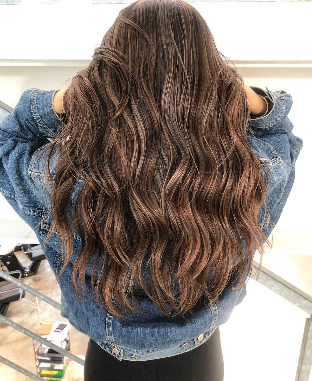 SHIMA原宿のインスタグラム：「jr.stylistの森下奈々 @nana_9351 です🚿 . 【ニュアンスハイライト】 ハイライト、ケアカラー ¥15600〜 . ハイライトとケアカラーでつくる、透明感💯ツヤ感💯 ヘルシーかつセクシーなヌーディベージュ👢 夏よりもまろやかなカラーになるように こっくりベージュをおおめに配合しています🍂 . こちらのお客様は前回のハイライトを生かして ワンカラーでこの仕上がり💖つやつや💖 ブリーチなしのベースからは ハイライト2回がオススメ🌼💛 . ご予約は@nana_9351 のトップから ホットペッパーに飛んでいただくか DMよりお待ちしております💋」