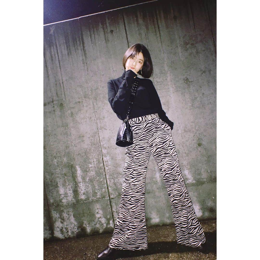 吉倉あおいさんのインスタグラム写真 - (吉倉あおいInstagram)「knit @dholic_official pants @caramalibel boots @ash bag @caselini_official #まゆげの脱少年スタイル シンプルなタートルニットは色や形、色んなの集めたいので今年はDHOLICでいくつかGET😚 昨日届いたばかりのゼブラ柄のフレアパンツ、履き心地と形が良くって早速お気に入り！ 寒くなってきたので秋冬コーディネート楽しみながら風邪ひかないようにしましょう🤧♡」10月29日 19時00分 - aoi_yoshikura