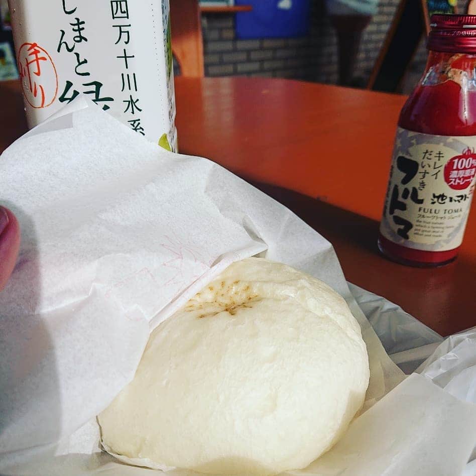 石原祐美子さんのインスタグラム写真 (石原祐美子Instagram)「道の駅 に寄れるだけ寄ってみたシリーズ😁 ・ 黒潮町の ビオスおおがた で朝ごはん☀️ ちょっとお高いけど