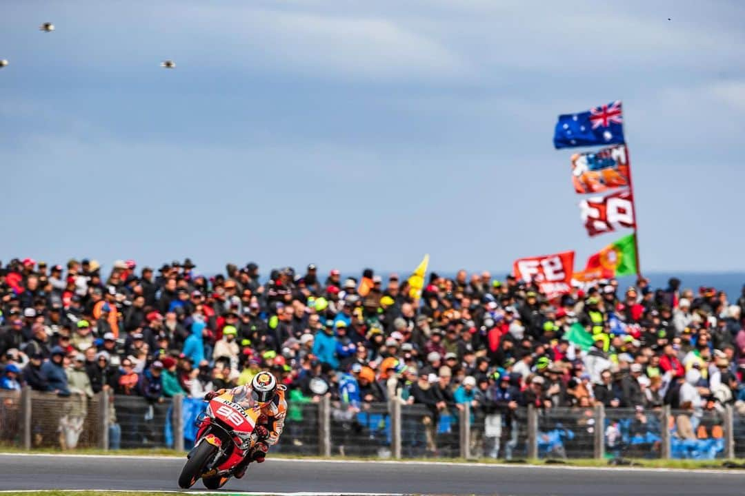 レプソル・ホンダさんのインスタグラム写真 - (レプソル・ホンダInstagram)「The sea of fans 🇦🇺 • • • #AustralianGP #25RepsolHonda #Repsol #MotoGP #Honda #Racing #RepsolHonda #HRC #RC213V #JL99 #JorgeLorenzo #JL99😈 #ThePowerOfDreams #Motorcycle #Australia #Oz #AusGP #BassStraight」10月29日 19時09分 - hrc_motogp