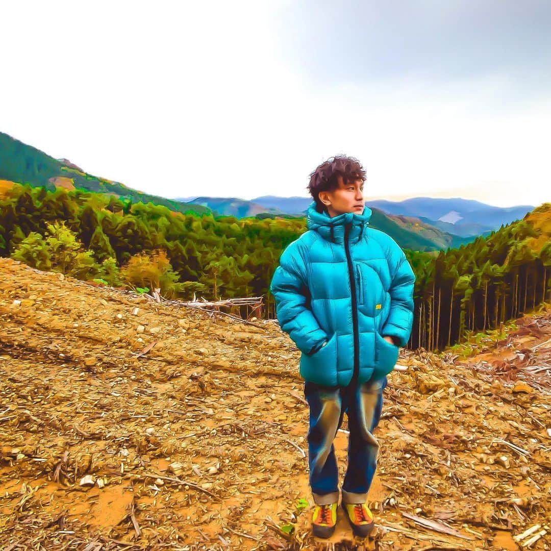 ダイスケのインスタグラム：「旅番組で山形、秋田と旅してきました。  仕事とはいえ自分が高まる旅装束、高まる旅道具をもっていきたいものです。  そしてこの旅では#nanga x #nataldesign のイグルーダウンが大活躍。  標高の高い場所でも、夜間の撮影でもばっちりあったかい！そして軽い！  東京に戻ったら着るのはまた少し先だけど、 冬が楽しみになりました。  そして秋田、山形、いい出会いがいっぱいあったなぁ。心のお土産沢山。  #旅 #東北 #ダイスケ #旅行 #電車旅 #山形 #秋田 #アウトドア #山」