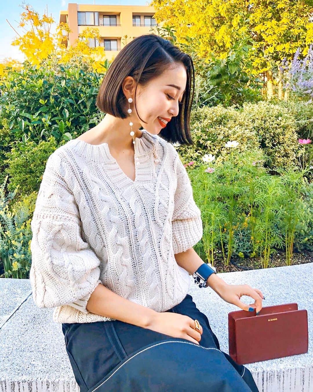のインスタグラム：「朝からトレーニング行って、 午後はお仕事でした💻🌿 新作たくさん入るからお楽しみに👗 終わって夕方はエステに行ってきたよん！！ そんな今日はざっくり着れるニット❤︎ 胸元の切り込みデザインが可愛いの〜❤︎ 車移動だから一枚で過ごせる嬉しさ🥰 @titivatejp  #ootd#outfit#fashion #ファッション #コーディネート #titivate#ティティベイト #titivatestyle #ケーブル編みキーネックスプルオーバー」