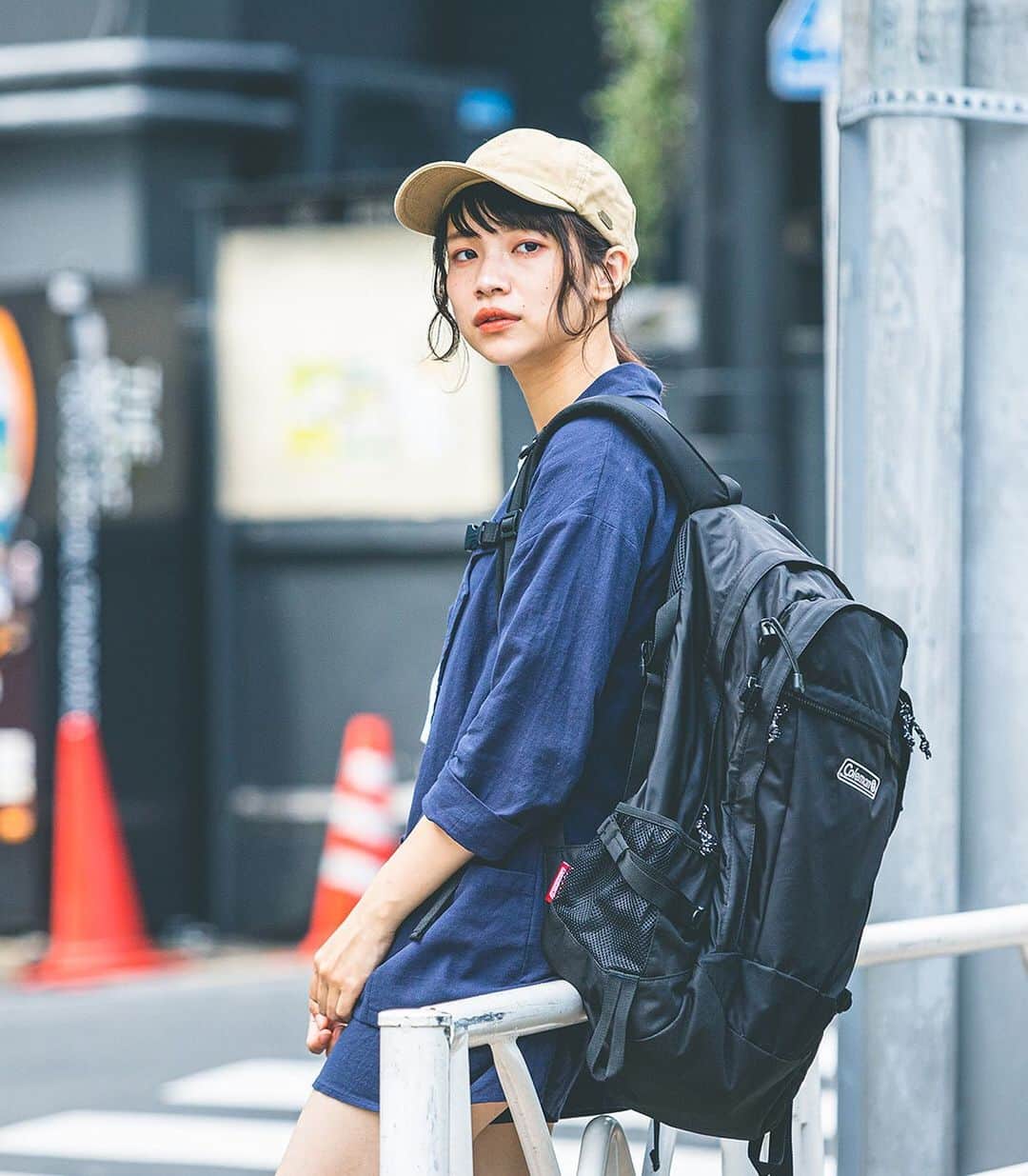 Coleman Japanのインスタグラム：「＼不動の定番“黒リュック”！／ 大人気のコールマンのバックパック「WALKER シリーズ」。人気のヒミツは、機能的だけでなく豊富なカラーバリエーション！ ・ どんなTPOにも使える“ブラック”は、カジュアルな服装だけでなく、かっちりとしたセットアップでも合わせやすく便利👍 ✨ ・ ・ 🎒#私のコールマン 大募集🎒 コールマンのバッグを取り入れた、あなたのスタイルをぜひ教えてください🤗 #私のコールマン を付けて投稿して頂いた中から素敵なお写真は、コールマン公式SNSでご紹介させて頂きます♪ ・ ・ ・ @mer0217 @you_miyazaki  #灯そうColeman #灯そうコールマン #灯そう #Coleman #コールマン #Backpack #バックパック #Rucksack #リュックサック #リュック #Daypack #デイパック #リュック女子 #WALKERシリーズ #walker25 #walker33 #ウォーカー #ウォーカー25 #ウォーカー33 #コールマンリュック #黒リュック #merweb #mer」