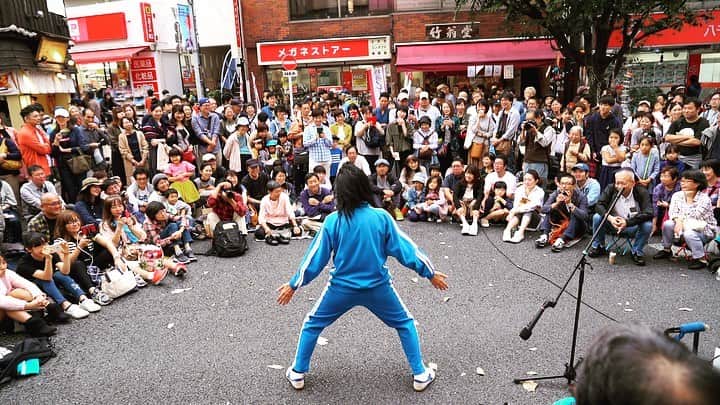 のインスタグラム：「三茶de大道芸2019。 ほんとここ数年は大盛況、大混雑で、どの公演も前もって並んで待ってないと、近くで大道芸が見れないんだよなー。うれしいけど、さみしい。 でもやっぱ、ピール片手に街を歩き回って大道芸人と鉢合わせするこの感じはすごく楽しい。  #三茶de大道芸2019 #大道芸 #三軒茶屋 #秋の風景」