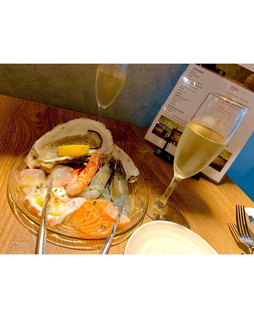 上坂由莉さんのインスタグラム写真 - (上坂由莉Instagram)「﻿ ﻿ 先日レッスン終わりに友人とスペインバルへ🥂﻿ 今月オープンした三軒茶屋にあるリザラン🥘🇪🇸﻿ ﻿ ﻿ カルパッチョも美味しかったし﻿ ピンチョスの盛り合わせは５種類🥯﻿ 沢山の種類をちょこちょこ食べたい女子には嬉しい🥺﻿ ﻿ ﻿ 海老と雲丹のブイヤベースは魚介がたっぷり🦐🐟﻿ そして新鮮なオマール海老もつけてしゃぶしゃぶ🦞﻿ 最後はこのいいお出汁が出たブイヤベースに﻿ お米を入れたカルドソ🥘最高でした💓﻿ ちょうど寒かったし本当あったまって美味しかった🥰﻿ ﻿ ﻿ 食後のスイーツは絶対に外せない‼️笑﻿ チーズケーキも濃厚で好き〜〜〜🍰﻿ ﻿ ﻿ お酒の種類はもちろん豊富でしたが﻿ 私みたいに飲めなくてもノンアルコールカクテルもあるし﻿ ドリンクの種類が豊富で楽しめたよ〜🍸🍷🍾﻿ @lizarran_japantokyo﻿ ﻿ ﻿ #リザラン #リザラン三軒茶屋 #三軒茶屋スペインバル」10月29日 19時14分 - yuri_yoga.727