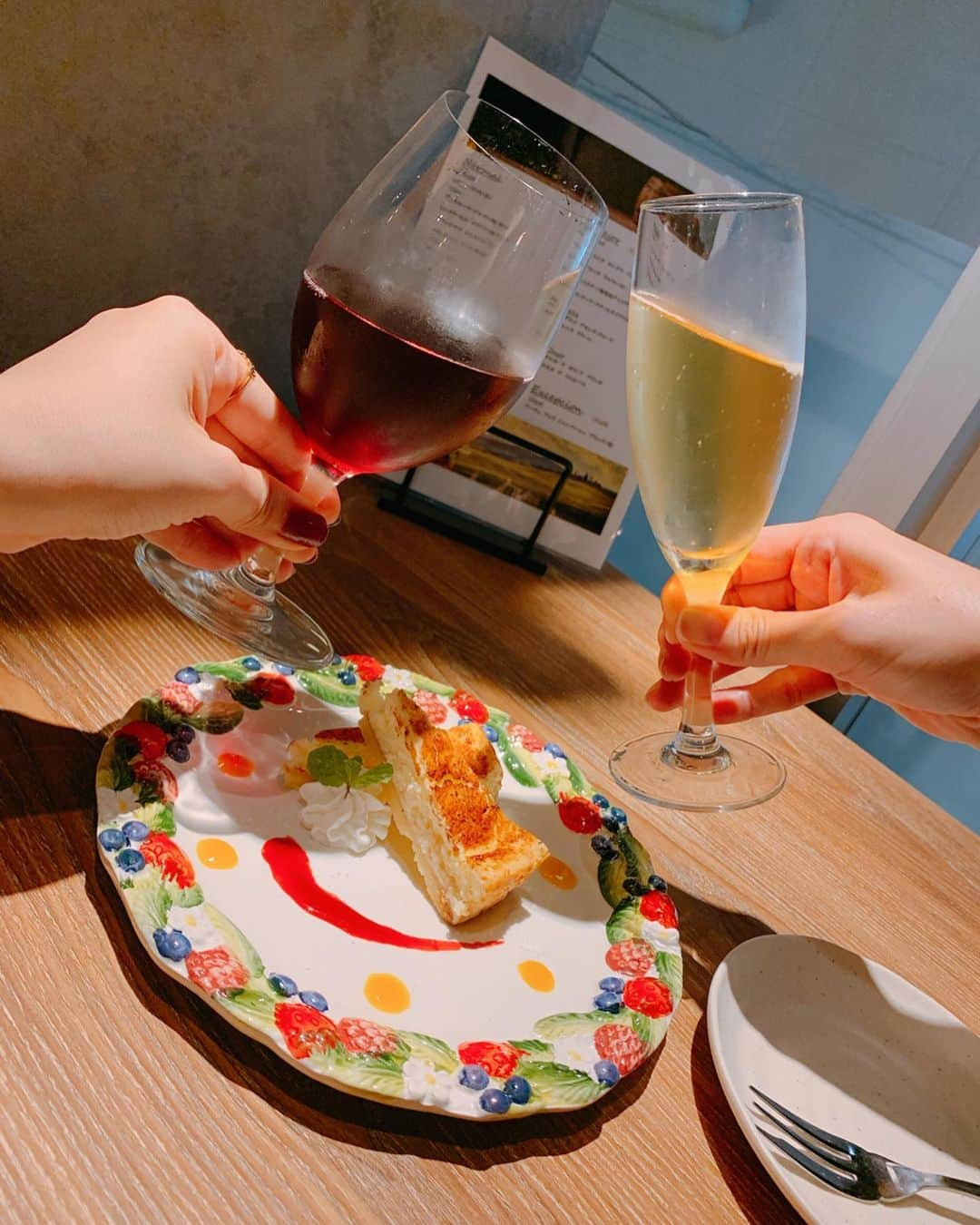 上坂由莉さんのインスタグラム写真 - (上坂由莉Instagram)「﻿ ﻿ 先日レッスン終わりに友人とスペインバルへ🥂﻿ 今月オープンした三軒茶屋にあるリザラン🥘🇪🇸﻿ ﻿ ﻿ カルパッチョも美味しかったし﻿ ピンチョスの盛り合わせは５種類🥯﻿ 沢山の種類をちょこちょこ食べたい女子には嬉しい🥺﻿ ﻿ ﻿ 海老と雲丹のブイヤベースは魚介がたっぷり🦐🐟﻿ そして新鮮なオマール海老もつけてしゃぶしゃぶ🦞﻿ 最後はこのいいお出汁が出たブイヤベースに﻿ お米を入れたカルドソ🥘最高でした💓﻿ ちょうど寒かったし本当あったまって美味しかった🥰﻿ ﻿ ﻿ 食後のスイーツは絶対に外せない‼️笑﻿ チーズケーキも濃厚で好き〜〜〜🍰﻿ ﻿ ﻿ お酒の種類はもちろん豊富でしたが﻿ 私みたいに飲めなくてもノンアルコールカクテルもあるし﻿ ドリンクの種類が豊富で楽しめたよ〜🍸🍷🍾﻿ @lizarran_japantokyo﻿ ﻿ ﻿ #リザラン #リザラン三軒茶屋 #三軒茶屋スペインバル」10月29日 19時14分 - yuri_yoga.727