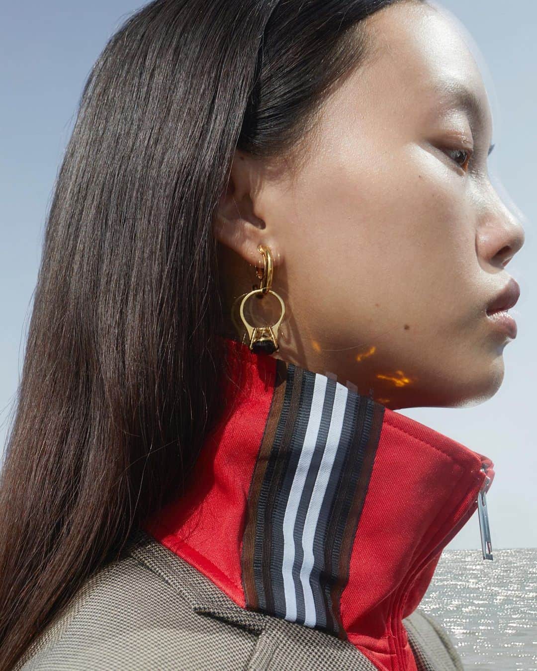 Burberryさんのインスタグラム写真 - (BurberryInstagram)「The classic wool tailored jacket is reimagined with a contemporary sports-inspired collar, juxtaposed by crystal ring hoop earrings first seen on the #BurberryAutumnWinter19 runway . #BurberryGeneration」10月29日 19時14分 - burberry