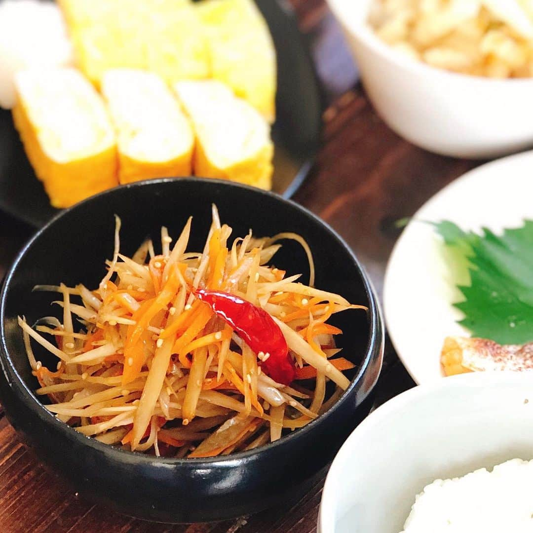 ゆうきさんのインスタグラム写真 - (ゆうきInstagram)「きのうの、 朝兼昼ごはん。 和食がほっとして美味しかったです☺️ ・ 献立は、 ○鮭の塩焼き ○きんぴらごぼう ○白菜のおひたし(茹でて、かつお節と薄めた麺つゆで和えました) ○だし巻き卵 ○きのこの味噌汁  夫には鶏そぼろごはんにしました。 ・ ・ ・ #朝ごはん#昼ごはん#お昼ごはん#おうちごはん#ランチ#マカロニメイト#和食#フーディーテーブル  #breakfast#lunch#japanesefood#foodpic#yummy」10月29日 19時16分 - yuukitohikari