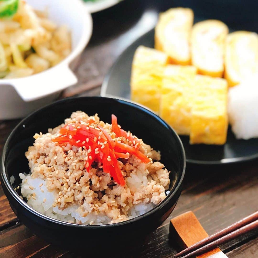 ゆうきさんのインスタグラム写真 - (ゆうきInstagram)「きのうの、 朝兼昼ごはん。 和食がほっとして美味しかったです☺️ ・ 献立は、 ○鮭の塩焼き ○きんぴらごぼう ○白菜のおひたし(茹でて、かつお節と薄めた麺つゆで和えました) ○だし巻き卵 ○きのこの味噌汁  夫には鶏そぼろごはんにしました。 ・ ・ ・ #朝ごはん#昼ごはん#お昼ごはん#おうちごはん#ランチ#マカロニメイト#和食#フーディーテーブル  #breakfast#lunch#japanesefood#foodpic#yummy」10月29日 19時16分 - yuukitohikari