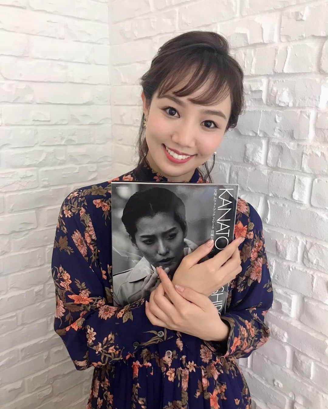 咲妃みゆのインスタグラム：「宝塚歌劇団月組の月城かなとさんのフォトブック🌙✨﻿ ﻿ れいこさんの様々な魅力がギュギュギュッと凝縮された贅沢なムック本…📘✨ページをめくる度にうっとりします。。☺️﻿ ﻿ ワタクシ、、、大変光栄なことにれいこさんとの対談コーナーに参加させて頂きました😳💦懐かしい思い出話や今後の目標についてなど…まるで現役時代に巻き戻ったかのようにたくさんお話し出来て、とても嬉しかったです😭❤️そして、尊敬心が更に増しました！！！！﻿ ﻿ れいこさんの＂今＂を鮮明に伝えてくれるフォトブック✨まだご覧になられていない皆さま、是非お手に取り素敵なれいこさんに逢いに行かれてみてはいかがでしょうか💕﻿ ﻿ #月城かなと さん🌙❄️﻿ #れいこさん﻿ #フォトブック﻿ #ご縁に感謝 🍀﻿ #表紙の表情を真似てみるも…﻿ #遠く及ばず 😂💦﻿ #れいこさんファンの皆さますみません ‼︎﻿」