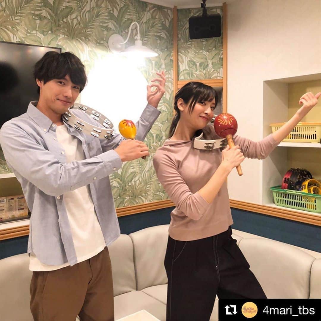 【公式】G線上のあなたと私のインスタグラム：「_  みことさん、沙羅さん☺️🧡 ぜひまた遊びに来てください🎻  #Repost @4mari_tbs with @get_repost ・・・ #沙羅✍️ 先週は也映子さんと理人くんが 私たちのおうちに遊びに来てくれたとのことで！ お馴染みのカラオケに遊びに来ちゃいました🎤✨ 也映子さんたちとは会えなかったけど😢 みこととバイオリンの練習！？😆 気分は #g線上のアリア を奏でています🎻🎶 * #g線上の花巻家🏠 #g線上のあなたと私 第3話は本日よる10時から 部屋番号は #302 かな？🤭 #4分間のマリーゴールド #よんまり #第4話は11月1日金曜よる10時  #福士蒼汰 #菜々緒 #tbs」