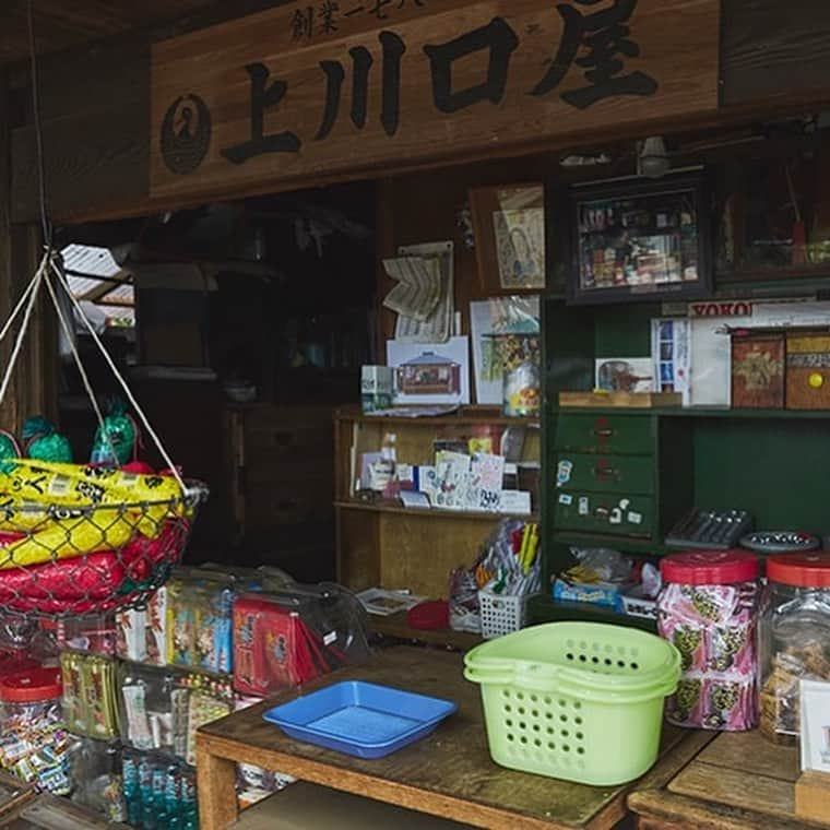 東京メトロ/Find my Tokyo.さんのインスタグラム写真 - (東京メトロ/Find my Tokyo.Instagram)「【challenge564】200年以上続く駄菓子屋さんに行こう！ 鬼子母神内に思わず足を止めてしまう、昔ながらの建物がポツリと佇んでいます。こちらが上川口屋。200年以上続く駄菓子屋さんです。なんと、1781年に創業したんだそう。みんなが愛してやまない駄菓子屋さんの元祖らしい店構え。街のこどもの憩いの場に、お邪魔してみてはいかがでしょうか？  #雑司が谷 #上川口屋 #findmytokyo #駄菓子屋 #日本最古 #歴史を感じる #FindmyTokyo遺産」10月29日 19時21分 - challenge_find_my_tokyo