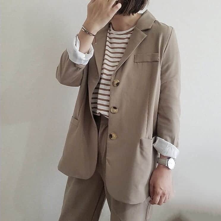 のインスタグラム：「*** セットアップをカジュアルに🍇 ベージュだと柔らかテイストで着れてよいです🌿  #coordinate#7things#dholic#lobor#setup#韓国通販#韓国服#韓国ファッション#セットアップ#カジュアル#シンプル#コーディネート#コーデ」