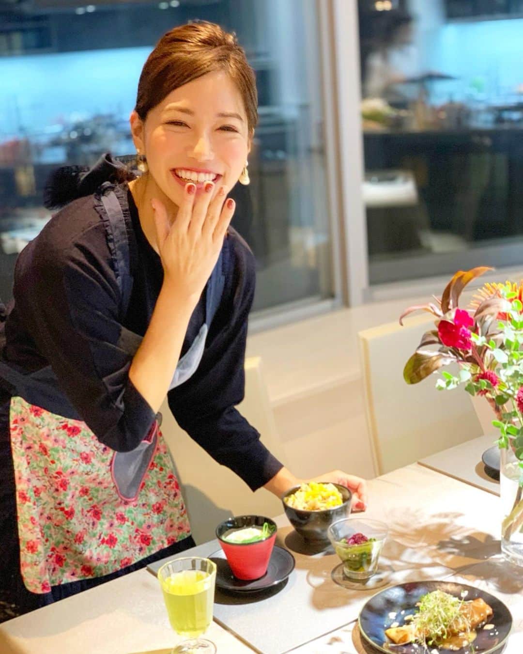 のインスタグラム：「こんばんは❣️ . 昨日はゆきちゃんと通っている @sugarscontrol_cooking 料理教室へ🍳今回は和食✨ 秋の和御前レッスンを受けてきたよ🍁 . 作ったお料理はこちら💁‍♀️ . ◆出汁で炊く。土鍋そぼろご飯 ◆秋鮭の西京味噌焼き ◆お鍋で作る、かに茶碗蒸し . どれもすっごく美味しかった〜😊😊❤️ほんだしもおいしいけど、自分で昆布とかつおで出汁をとって作る和食はやっぱり絶品✨❣️ . 出汁は冷凍もできるから便利だよ❣️ . 佳苗ちゃんの料理教室に行くと本当に学ぶことが多くてすっごく勉強になるし、かなり女子力があがった感じがするんだよね🥺💕笑 . 来月はクリスマスレッスンみたい🎅🎄 絶対いきたい❣️笑 . 今日もお疲れ様でした❤️ . #料理教室 #料理 #cooking #テーブルコーディネート #習い事 #お料理 #花嫁修業 #プレ花嫁 #和食 #出汁 #茶碗蒸し #土鍋ご飯 #秋鮭 #japanesefood #お肉 #肉 #秋の味覚 #旬 #りなまるグルメ #女子力 #エプロン #キッチン #kitchen #cookigram #おうちごはん #クッキングラム #delistagrammer #クリスマス #クリスマスディナー」