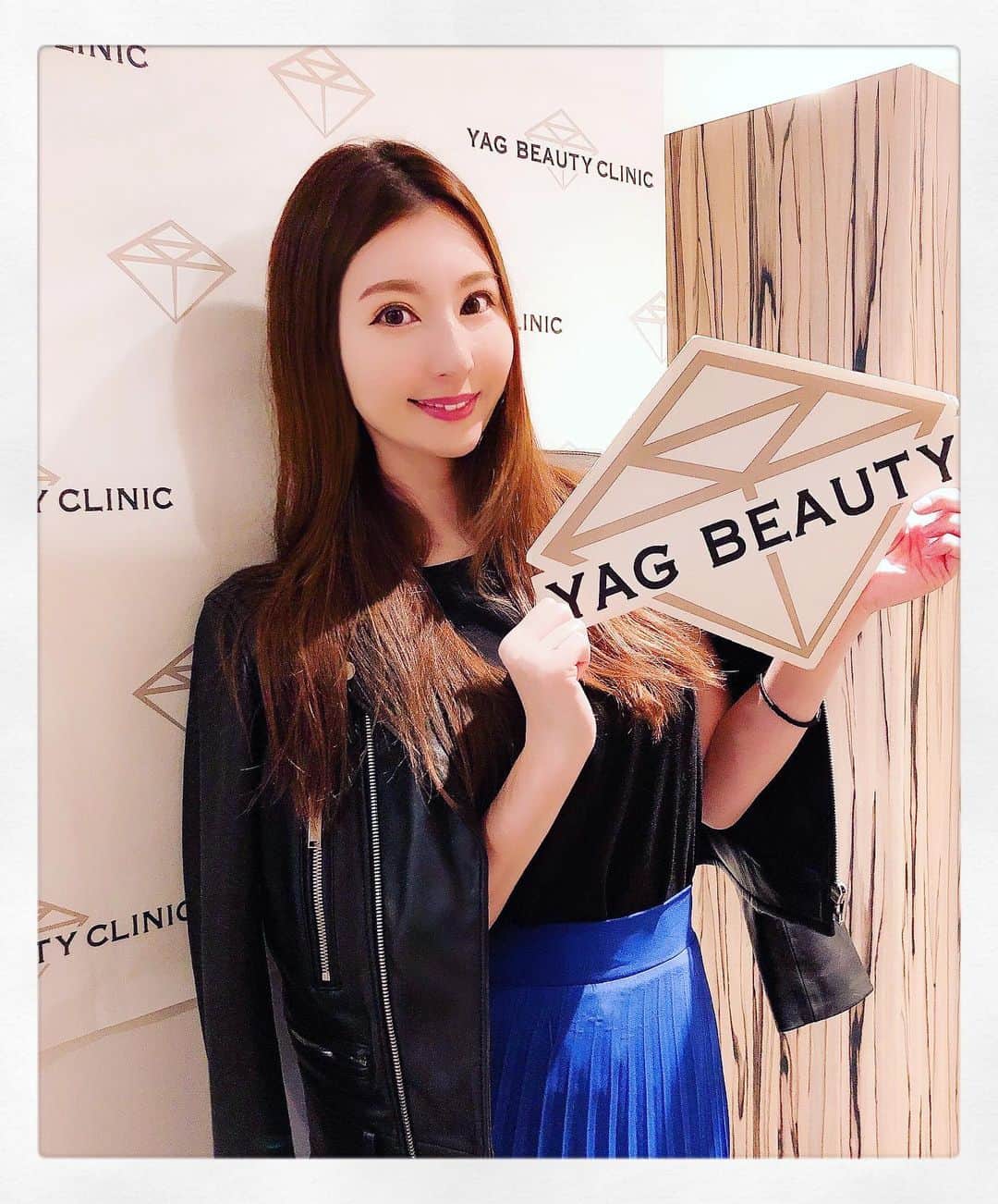 辰巳ゆいのインスタグラム：「YAG BEAUTY CLINIC 渋谷院に @yagbeauty_official﻿ レーザートーニングをしに行って来ました💗﻿ ﻿ #レーザートーニング とは﻿ 医療用レーザー機器を使用して、肝斑・シミ・くすみ・毛穴の黒ずみなどの目立ちを抑え、キメの整った肌へと導きます。﻿ 医師が常駐する美容クリニックだからこそできる上質な施術です。﻿ また、非常に弱いパワーのレーザーを照射するので痛みは少なく、出血したり傷跡が残ったりすることはありません。﻿ 副作用もありません。﻿ ﻿ とのことで、シミはもちろんだけど肝斑にも大丈夫なのは嬉しい😆﻿ 施術を受けてみたけど、パチパチって黒い所に反応するから、ニキビ跡とかでシミになっちゃったところとかイテテ💦ってなったけど、全然大丈夫な痛さ👌﻿ 私は寝れる笑﻿ その後の #RRRマスクパック が冷んやり冷たくて気持ちよかったー😍﻿ 保湿も凄い！　 パックした後もちもちになったー♪﻿ シミ取りレーザーみたいにかさぶたにならないし！﻿ そのままメイクして帰れますよ⭐️﻿ ﻿ レーザーは回数重ねて徐々にって感じなので、ツルツルお肌目指して続けたいと思います♪﻿ ﻿ ﻿ 渋谷院 YAG BEAUTY CLINIC﻿ ☏0120915959﻿ ﻿ #YAGBEAUTY #レーザートーニング #RRRマスクパック﻿」