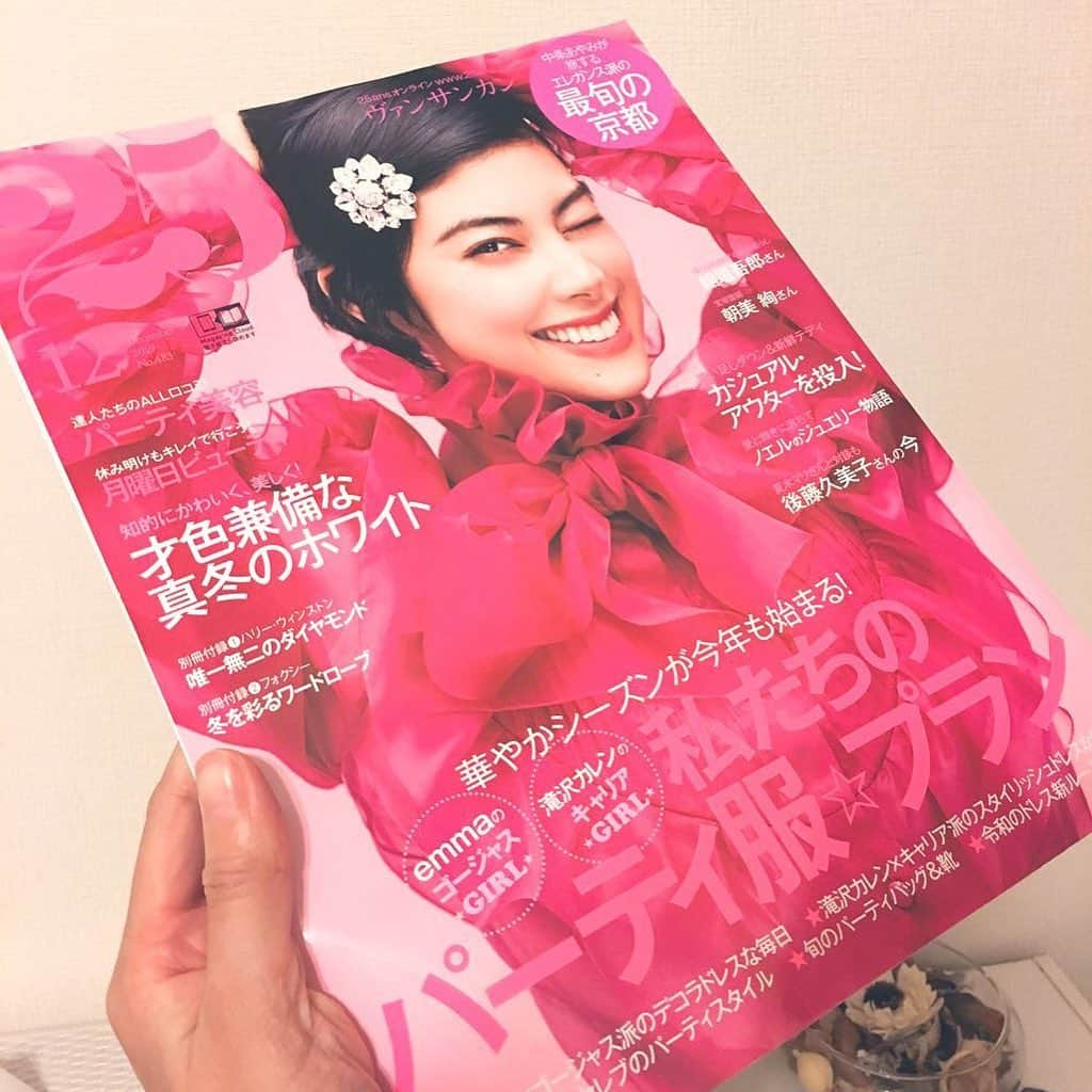 麻尋えりかさんのインスタグラム写真 - (麻尋えりかInstagram)「#雑誌#25ans#ヴァンサンカン 今月号是非お手にとってご覧ください♡ #元宝塚三姉妹」10月29日 19時43分 - mahiroerika