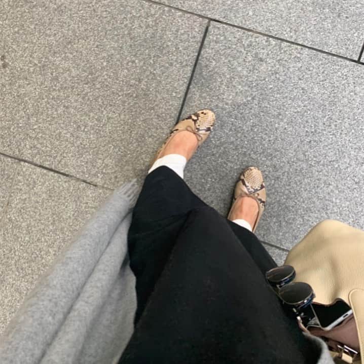 亀恭子のインスタグラム：「足入れ感フカフカしていて すごく履き心地が良くて、 近頃ヘビロテしている フラットシューズ❤︎ . . . フラットでも謎に痛い靴、 たまにありますからね… . . #someday #shoes #odetteeodile #favorite #autumn #タイツの時期ももちろん #長らくお世話になりそう」