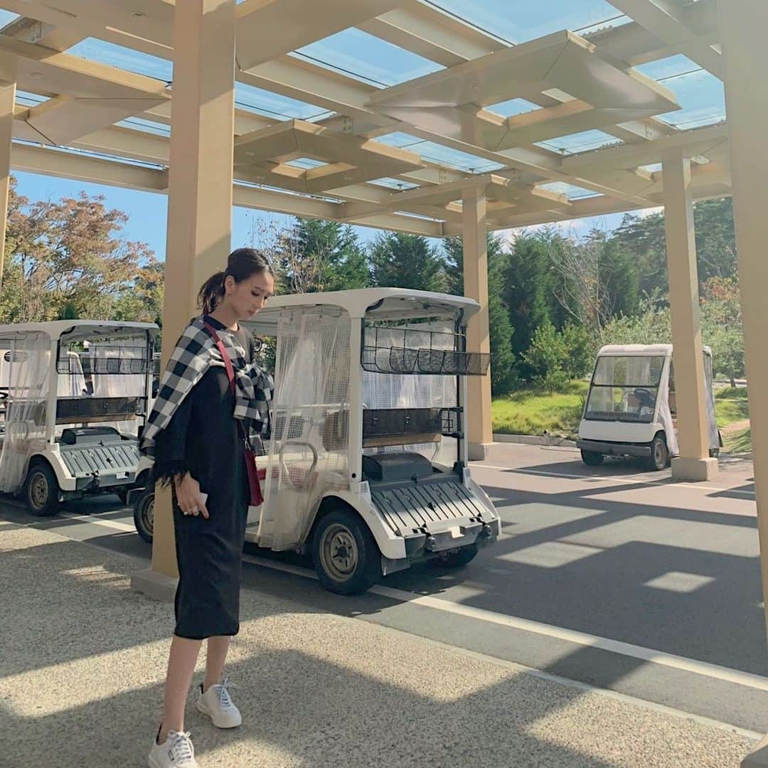 堀江直美さんのインスタグラム写真 - (堀江直美Instagram)「旅行中のコーデ🌈 * スーツケースの中でシワにならないのがポイント❤️ * このシャツは厚めの生地で少しストレッチも効いてるんです👏🏻 * 新作のワンピは裾のファーを外してみました✨袖元も取り外し可能なので是非気分でお楽しみください💯 * #HIAND#ワンピ#ワンピコーデ#コーディネート#シャツコーデ#スニーカーコーデ#まとめ髪#シャネル#chanel#chanelshoes#hermes#hermesbag#エルメス#hnhiand」10月29日 19時44分 - naomiiiiiiiiiiii