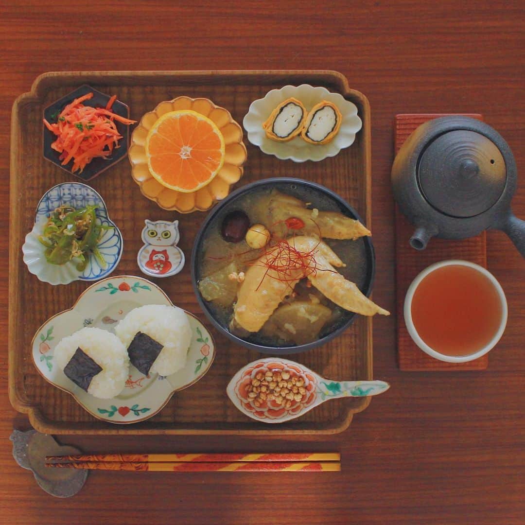 Kaori from Japanese Kitchenさんのインスタグラム写真 - (Kaori from Japanese KitchenInstagram)「煮込むだけの鶏肉スープのレシピを書きました。簡単ですのでぜひお試しあれ。 ・ こんばんは。 最近朝起きれずインスタ更新もできず どんどん写真ばかりが溜まっています… （おかげで体調はすこぶる元気） こないだストーリーズにアップした 鶏肉スープのレシピを書きました。 よかったらスワイプしてみてください。 味付けは塩と胡椒のみ。 骨付き肉を使うので鶏ガラスープは不要。 たっぷりの薬味とごま油が隠し味。 料理が苦手な人でも簡単に作れますので 素材がもつ旨味をたっぷり味わってほしいです。 胃もたれで食欲ない時や風邪気味の時に おかゆの代わりに食べても◎。 今回は @yakuzenshop さんで買った 「疲労回復」に効く薬膳食材をいれました。 味に深みが出ておいしかったなぁ。 ・ 明日は気温差が激しいみたいなので 温かいものをとったり 無理せずゆっくり休んでくださいね。 今日もお疲れさまでした☺ ・ 【おしながき】 三角おにぎり #onigiriaction 鶏手羽先の薬膳スープ 二色玉子焼き ピーマンとじゃこのきんぴら にんじんとビーツのナムル 早生みかん ・ Hi from Tokyo! Here’s Japanese breakfast:Rice balls, chicken soup, rolled egg omelette, stir-fried bell pepper and small sardine, marinated carrot and beet, and cut mandarin orange as a dessert. ・ ・ 2019.10.29 Tue ・ #japanesemeal #japanesefood #washoku #breakfast #朝ごはん #おうちごはん #早餐 #아침밥 #薬膳 #うつわ #和食器 #japonais #松浦コータロー #小澤基晴 #自炊 #吉田崇昭 #レシピ」10月29日 19時51分 - coco_kontasu