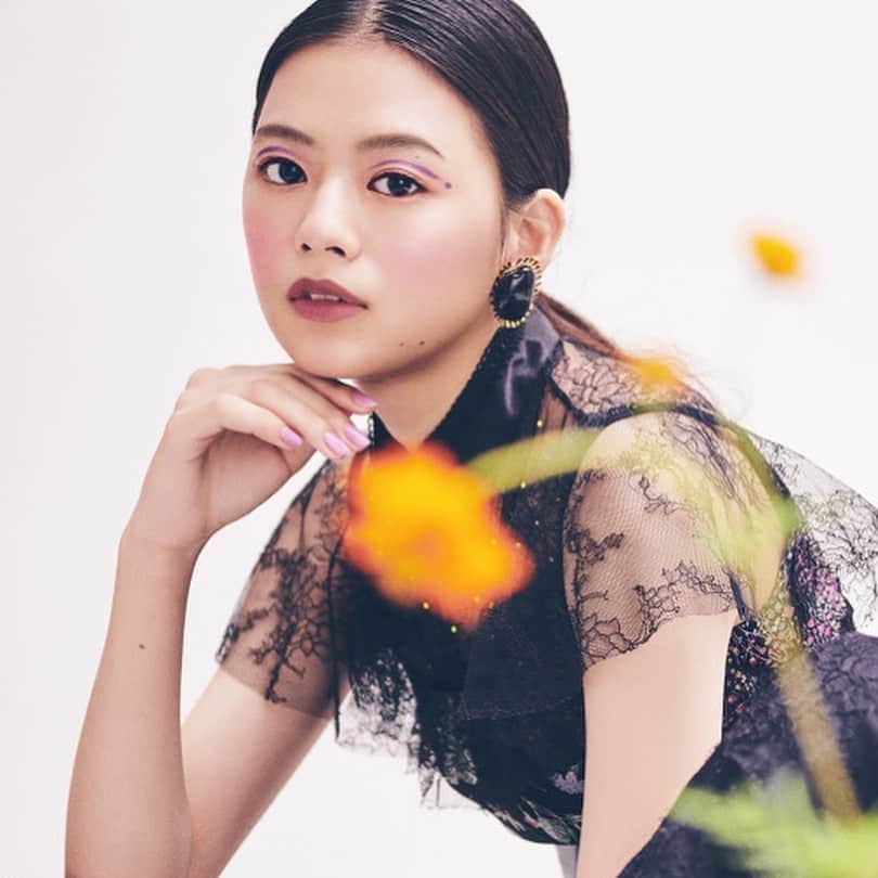 Fashion Headlineのインスタグラム：「【BEAUTY】 How to make up!  大人だから楽しめる「カワイイ」の世界へようこそ。いつもと違うメイクでドラマティックに変身！  #meeco #beauty #cosmetics #コスメ #秋メイク #アナスイコスメティックス　#ジルスチュアート #レメルヴェイユーズラデュレ #メイク #annasuicosmetics #lesmerveilleusesladurée #jillstuart  @fashionheadlinejpn サイトで公開中🔝  @meeco_meeco  photographs : HIROSHI MANAKA make-up : AKII  hair：NORI TAKABAYASHI stylist：MICHIKO model : IKUMI MATSUKI text：AYANA  edit：FASHION HEADLINE @fashionheadlinejpn」