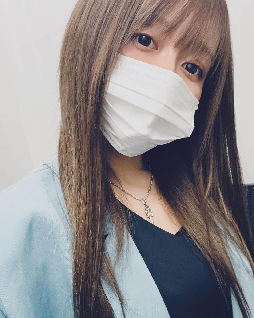 歩乃華（ほのらん）のインスタグラム：「このアウター、セットアップやからまた全身のせるね♡色かわいい！知的！真面目！髪エクステつけなおした！今の髪色お気に入りである！！！！」