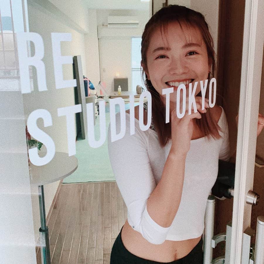 小竹麻美のインスタグラム：「今日は朝から @re_studiotokyo へピラティスに🤸🏽‍♂️💖あやが念願のピラティススタジオを青山にオープンしました👏🏻✨実はわたしは初ピラティス。呼吸をしながらゆっくりと背骨や骨盤を意識しながらの動きは、いつものジムとは全然違って１時間があっとゆう間😳　リラックスしながら楽しい時間でした💖てちてちの先生っぷりも初めてちゃんと見れたし嬉しい1日のスタートでした！ あや、オープンおめでとう😚😚❤️ . #restudiotokyo#pilates  #てちてちピラティス#ピラティス」