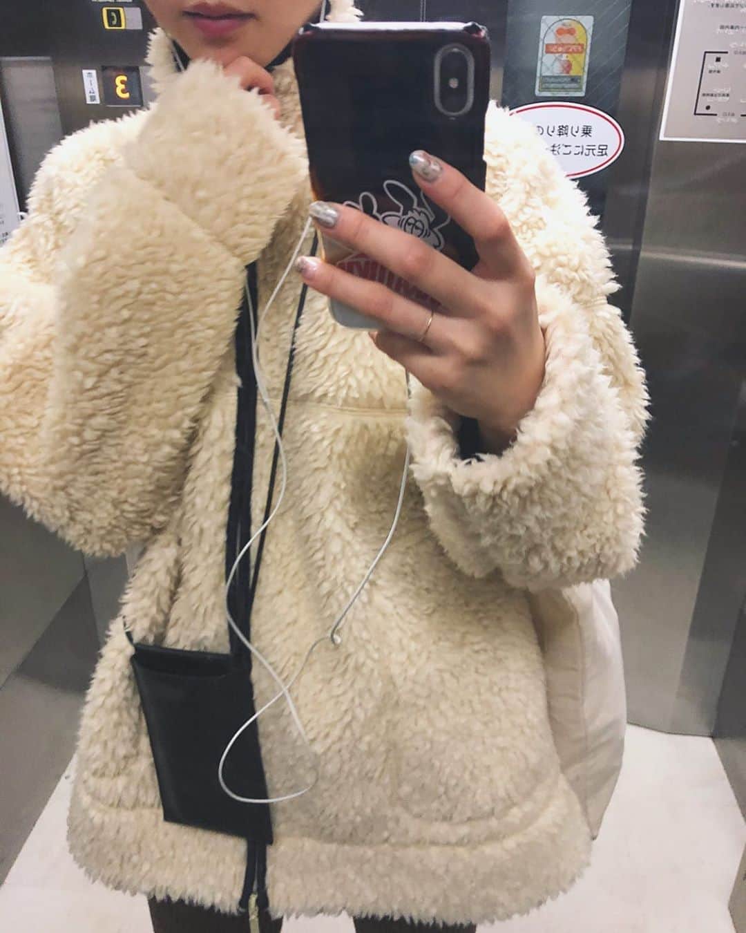 のインスタグラム：「寒いから〜モコモコ〜。 中はロンT下はリブパンツで雨だけど快適〜。 開けて着るのもかわいいけど、上までグッと閉めて着るのも好き。 #mihonano #champion #白クマ #ヒツジ #アルパカ #うちのあんず #どれでもいいよかわいいから🤣え」