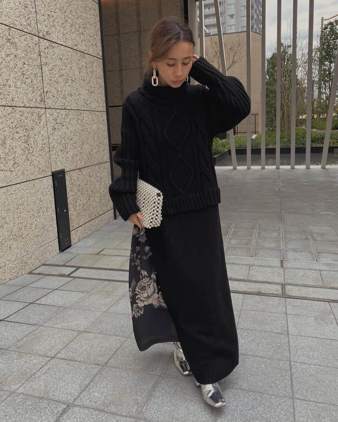 黒石奈央子さんのインスタグラム写真 - (黒石奈央子Instagram)「あめりふく。 . . LONG SLIT CABLE KNIT TOP ¥17500+tax 11/1 REHEMEKEY NECK DRESS ¥13000 taxin . ロングケーブルとっぷすのブラック😎✌️ . @ameri_shinjuku @amerivintage @ameri_daikanyama @ameri.shinsaibashi #ameri#amerivintage #fashion #vintagefashion #coordinate#ootd#outfit#osanposnap #705_outfit #大人ファッション #大人コーディネート #大人スタイル #modestyle #modefashion#modecasual」10月29日 20時06分 - blackstone705