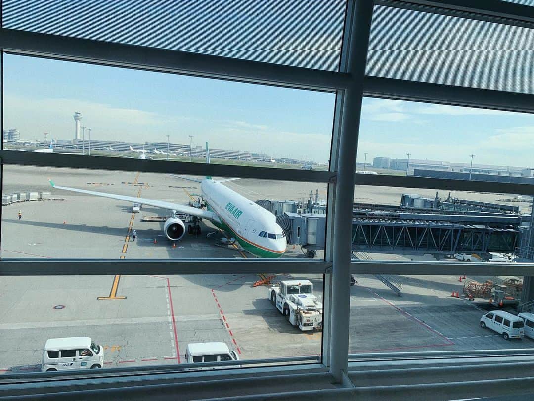 中村優さんのインスタグラム写真 - (中村優Instagram)「今回私の初めての台湾旅はエバー航空で✈️🇹🇼 贅沢にプレミアムローレルクラスで！ 羽田ー台北(松山空港)まで行きは約3時間50分、帰りは約2時間50分のフライトでした。 そのくらいの時間ならエコノミーでも全然苦じゃない！とはいえ、機内食の豪華さやゴロンと寝転べるシートはやっぱり最高でした！！ もっと乗ってたかった〜🥺 帰りの便の機内食では、中華が小籠包で有名な鼎泰豊監修だったので、迷わずそれを。 飛行機で小籠包食べられるとは…❤️ 台湾だとLCCで行く人も多いと思いますが、エバー航空はスターアライアンス系の航空会社で、サービス・サポートがしっかりしているので、その点安心でおすすめです🙆‍♀️ 私もほぼ1人で行動してたし、台湾女子一人旅も多いみたいですねぇ。時間が足りず九份の方とか行けなかったから、また絶対行きたい！！ #エバー航空ハーフマラソン#台湾#台北#staralliance#evaair#pr#小籠包#鼎泰豊#優trip#優グルメ」10月29日 20時06分 - nkmr_yu
