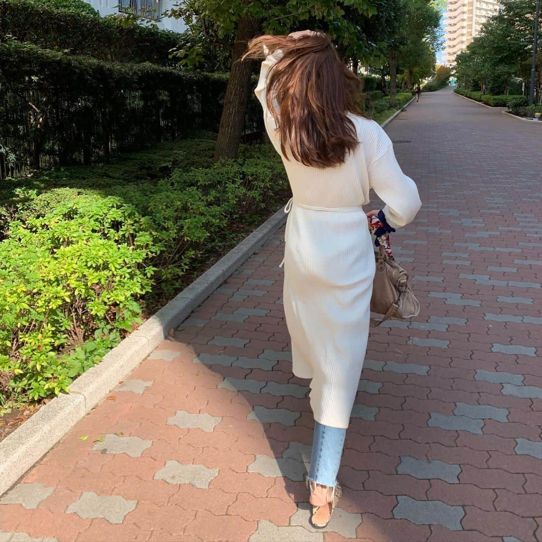 石井亜美さんのインスタグラム写真 - (石井亜美Instagram)「🐑 . @welinoa のお気に入りワンピースを着て ヘラヘラ笑う昼下がりの図です。笑 その他はタグ付けしてるよん🏷 . 今日着回しコーディネートの動画もアップしたので ぜひYouTube観てね！！❤️ . .  #fashion #ootd #outfit #zara #balenciaga #urbanoutfitters #ohmyglasses #welinoa @yuki_727」10月29日 20時18分 - ami_ishii_