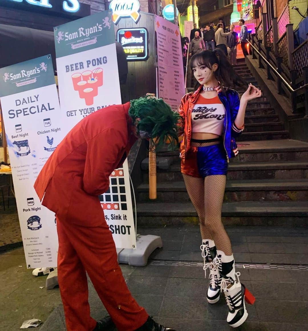 ミンヒ のインスタグラム：「이번 조커분들 핫플레이스✨ 조오기 계단자리ㅋㅋㅋㅋ (왜 내가 찍을땐 인사하시는거지?🤔) . . #이태원#할로윈#조커#할리퀸」