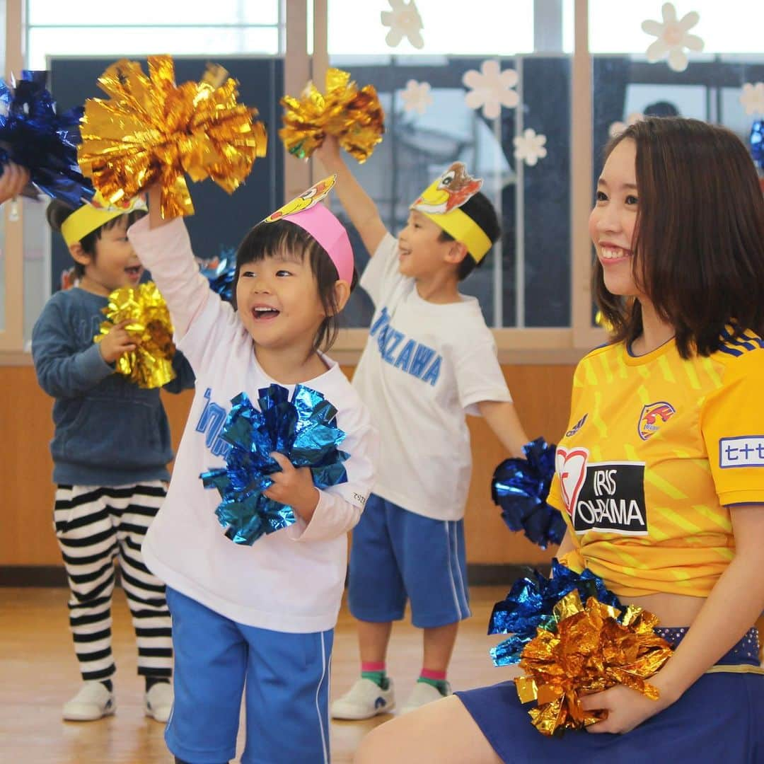 ベガルタ仙台さんのインスタグラム写真 - (ベガルタ仙台Instagram)「10月29日 富沢幼稚園にて、幼稚園キッズサッカーキャラバンを開催 #幼稚園キッズサッカーキャラバン #チアダンス教室 #ベガルタチアリーダーズ #ルターナ #学校法人富沢学園富沢幼稚園 #クラブ創立25周年記念事業 #KIZUNA未来プロジェクト #絆フットボール  #ベガルタ仙台 #仙台 #サッカー #Jリーグ #2019シーズン #スローガン #ReVolution @vegalta_cheerleaders」10月29日 20時16分 - vegaltasendai