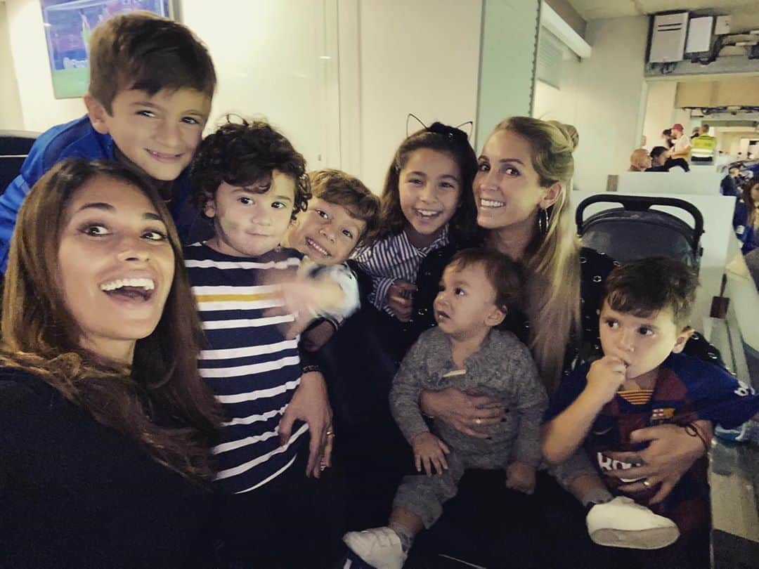 ソフィア・バルビのインスタグラム：「2 para 6 😂😂 @antonelaroccuzzo ❤️❤️ #delfi #thiagui #benja #matu #ciro #lauti」